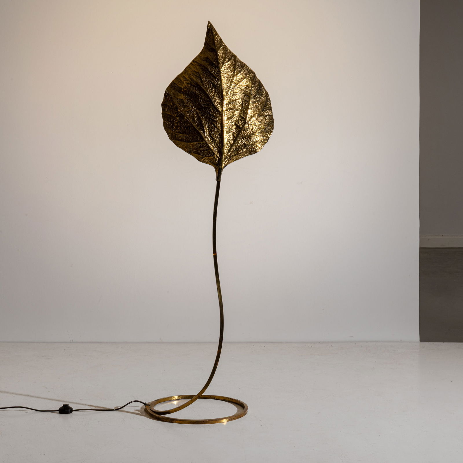 CARLO GIORGI: Lampada da terra mod. Rabarbaro. Ottone, ottone sbalzato. Produzione Bottega Gadda anni '70. cm 170x49x43 A FLOOR LAMP BY C. GIORGI Condizioni vintage molto buone. Leggeri segni del tempo sulle superf