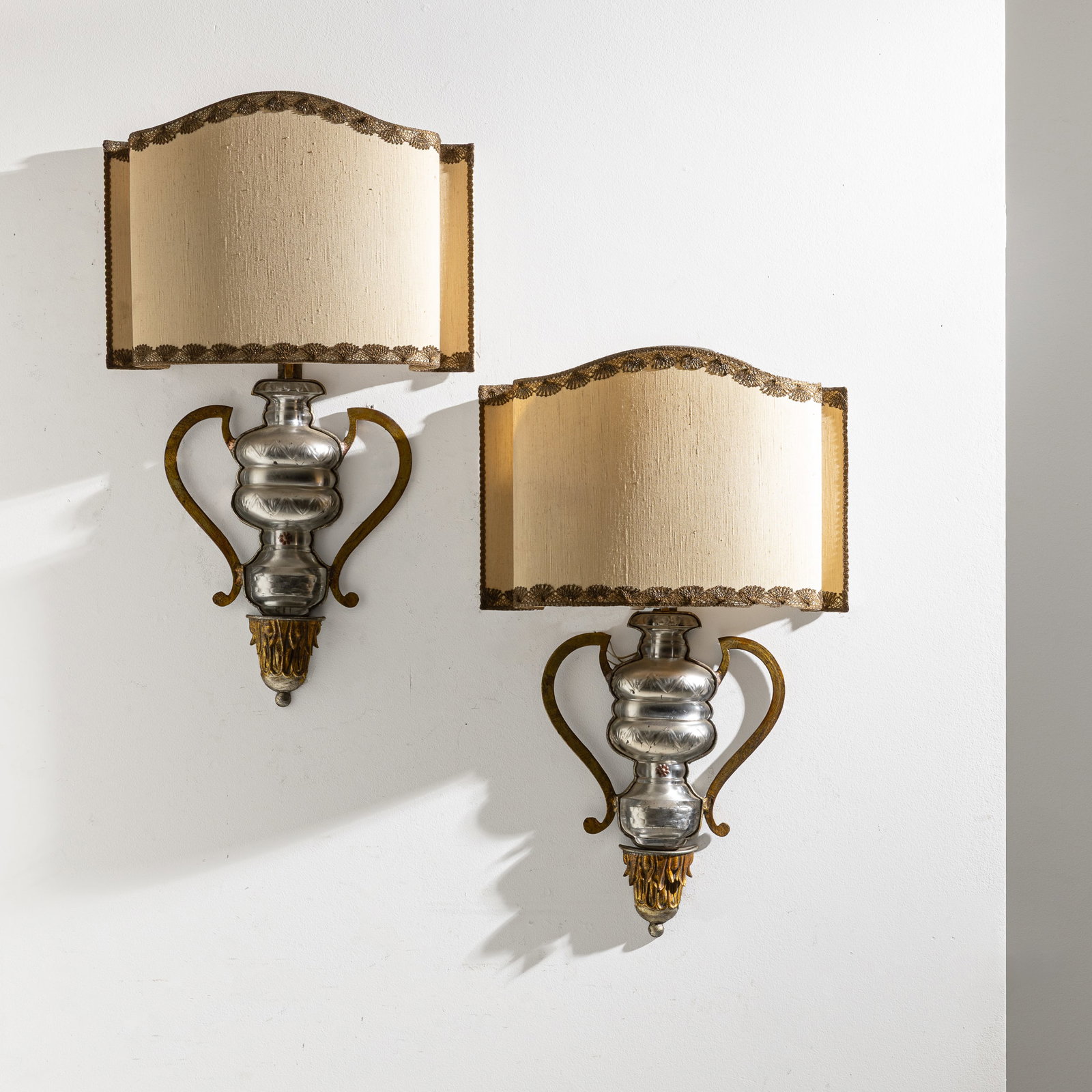 BANCI FIRENZE: Due lampade da parete. Metallo, ferro battuto, ottone, vetro retro-patinato, vetro trasparente lavorato a caldo, tessuto. Italia, 1970 ca. cm 70x45x15 A PAIR OF WALL LAMPS BY BANCI FIRENZE Condizioni 