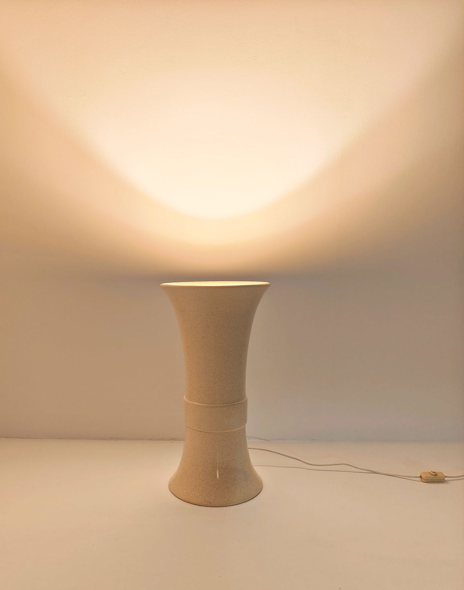 TOMMASO BARBI: Lampada da tavolo. Ceramica smaltata e decorata. Italia, anni '70. cm 48x25x25 A TABLE LAMP BY T. BARBI Buone condizioni generali. Piccole righe, leggeri graffi, segni di usura dovuti all'uso quotidia