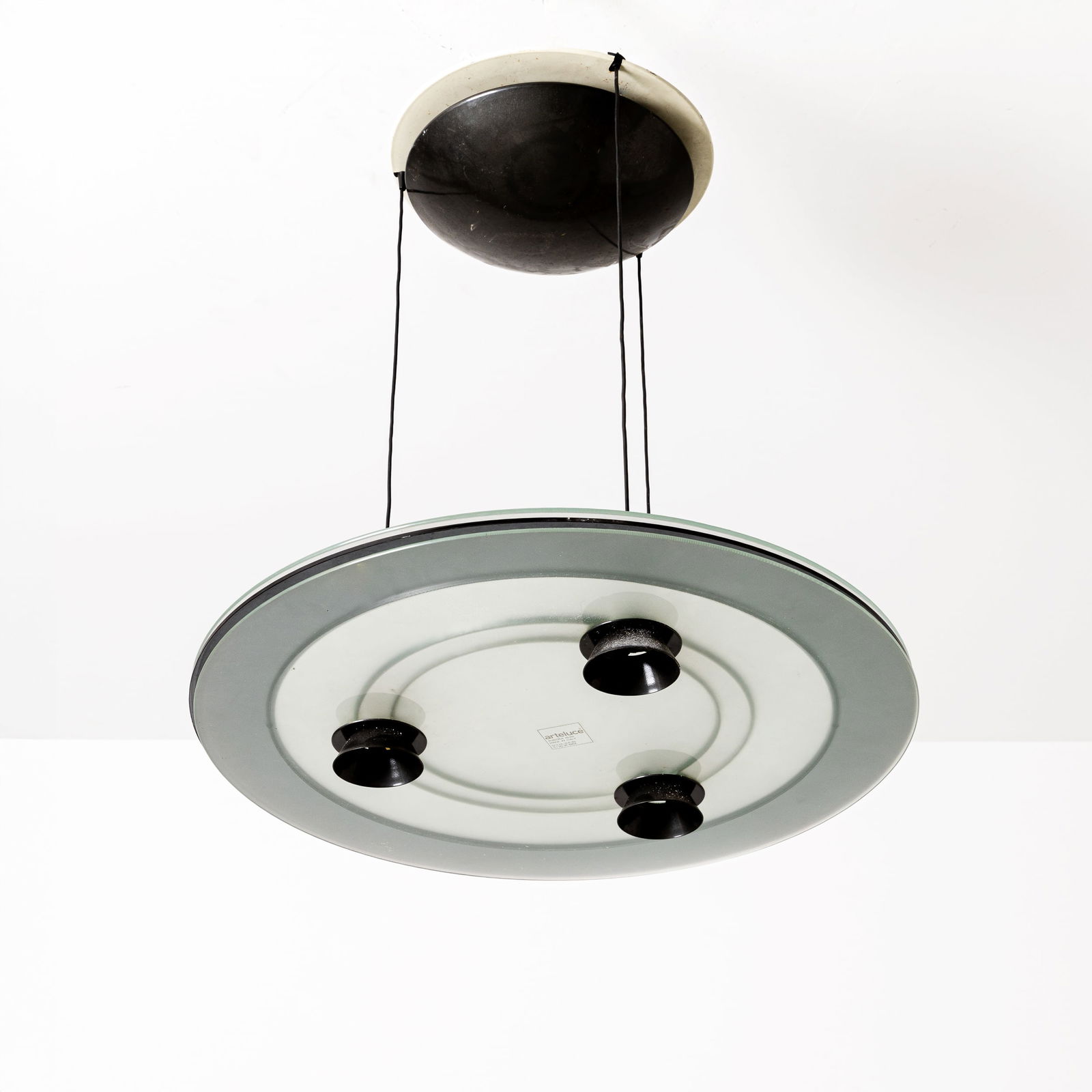 PERRY KING & SANTIAGO MIRANDA: Lampada a sospensione mod. Aurora. Vetro molato, vetro stampato, metallo verniciato, materiale plastico. Produzione Arteluce, anni '80. Etichetta del produttore. diametro diffusore cm 60 (altezza rego