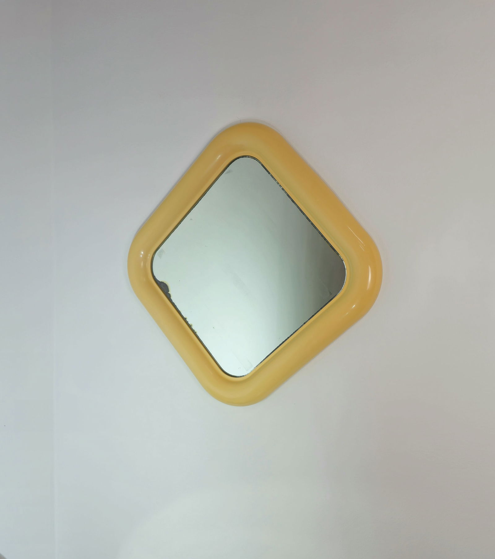 SERGIO MAZZA: Specchio mod. Delfo. Materiale plastico, vetro specchiato. Produzione Artemide, anni '60. cm 59,5x59,5x4,5 A MIRROR BY S. MAZZA Buone condizioni generali. Piccole righe, leggeri graffi. Macchie al vet