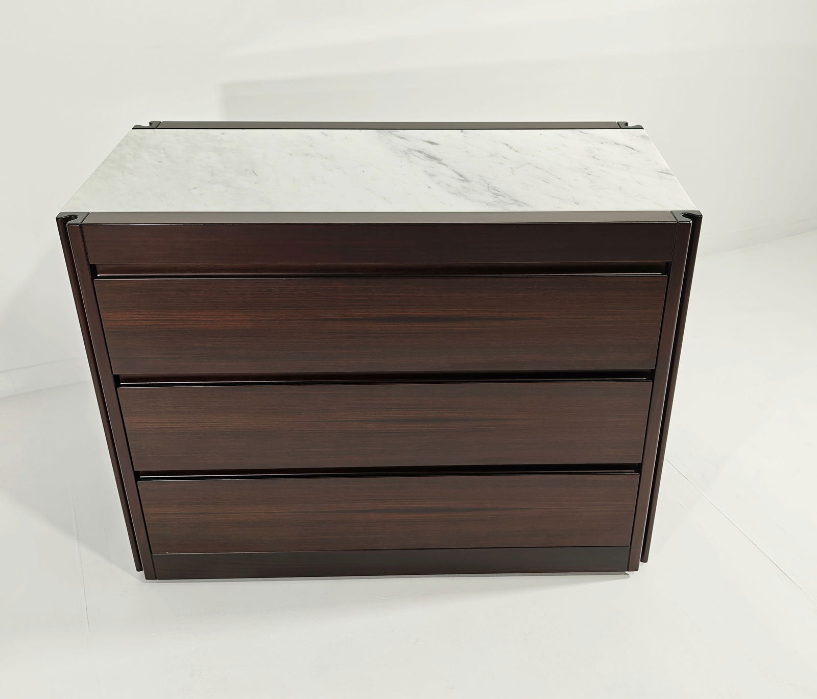 ANGELO MANGIAROTTI: Cassettiera della serie 4D. Legno, marmo bianco. Produzione Molteni, anni '70. cm 71,5x95,5x48 A CHEST OF DRAWERS BY A. MANGIAROTTI Buone condizioni generali. Piccole righe, leggeri graffi, lievi segn