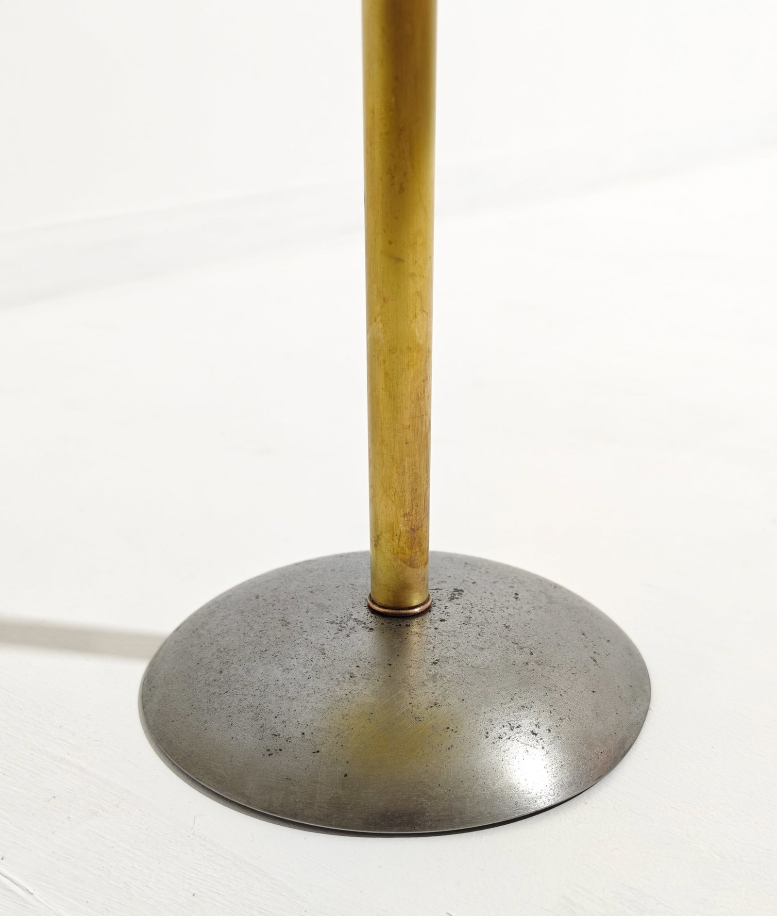 MANIFATTURA ITALIANA: Posacenere da terra. Ottone, materiale plastico, metallo verniciato. Italia, anni '60. cm 70x33,5x33,5 AN ITALIAN FLOOR ASHTRAY