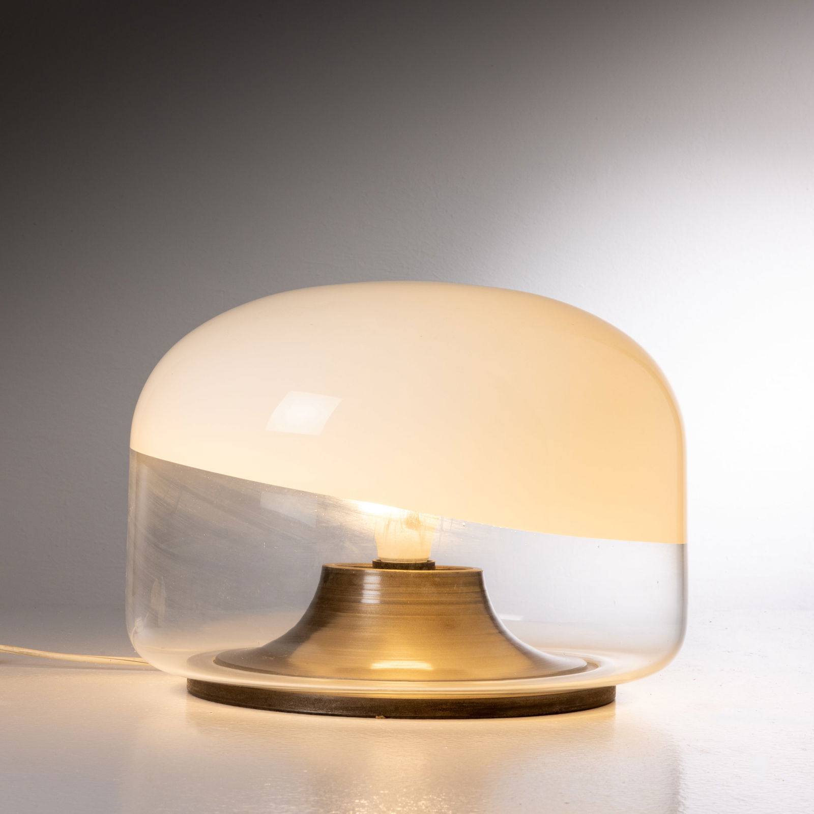 ROBERTO PAMIO: Lampada da tavolo. Vetro, metallo tornito. Produzione Leucos, anni '70. cm 25x35x35 A TABLE LAMP BY R. PAMIO Buone condizioni generali. Piccole righe, leggeri graffi e lievi segni d'usura dovuti all'u