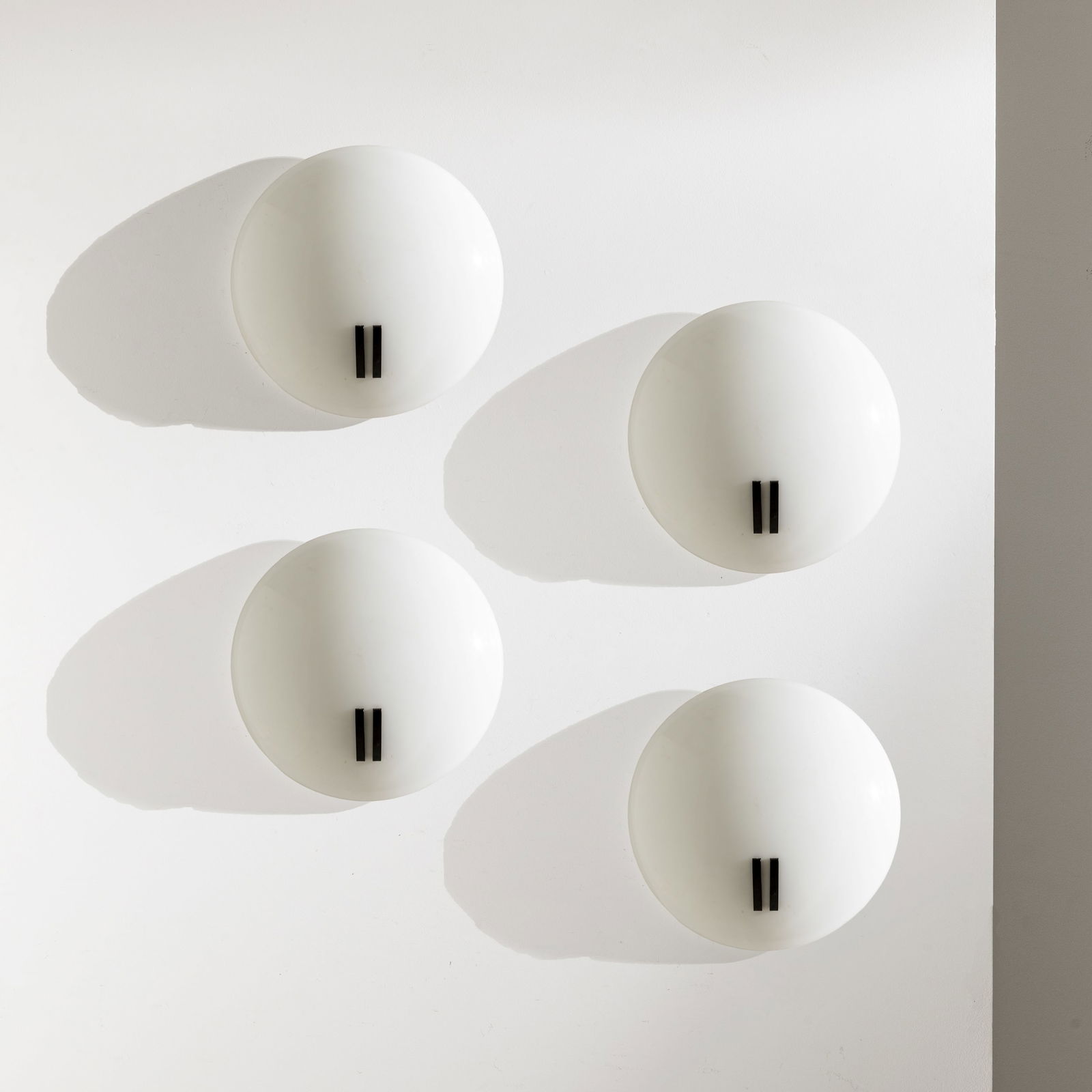 BRUNO GECCHELIN: Quattro lampade da parete mod. Perla. Metallo verniciato metacrilato opalino. Produzione Oluce anni '80. diametro cm 40 FOUR WALL LIGHTS BY B. GECCHELIN Catalogo di produzione Oluce Buone condizioni g