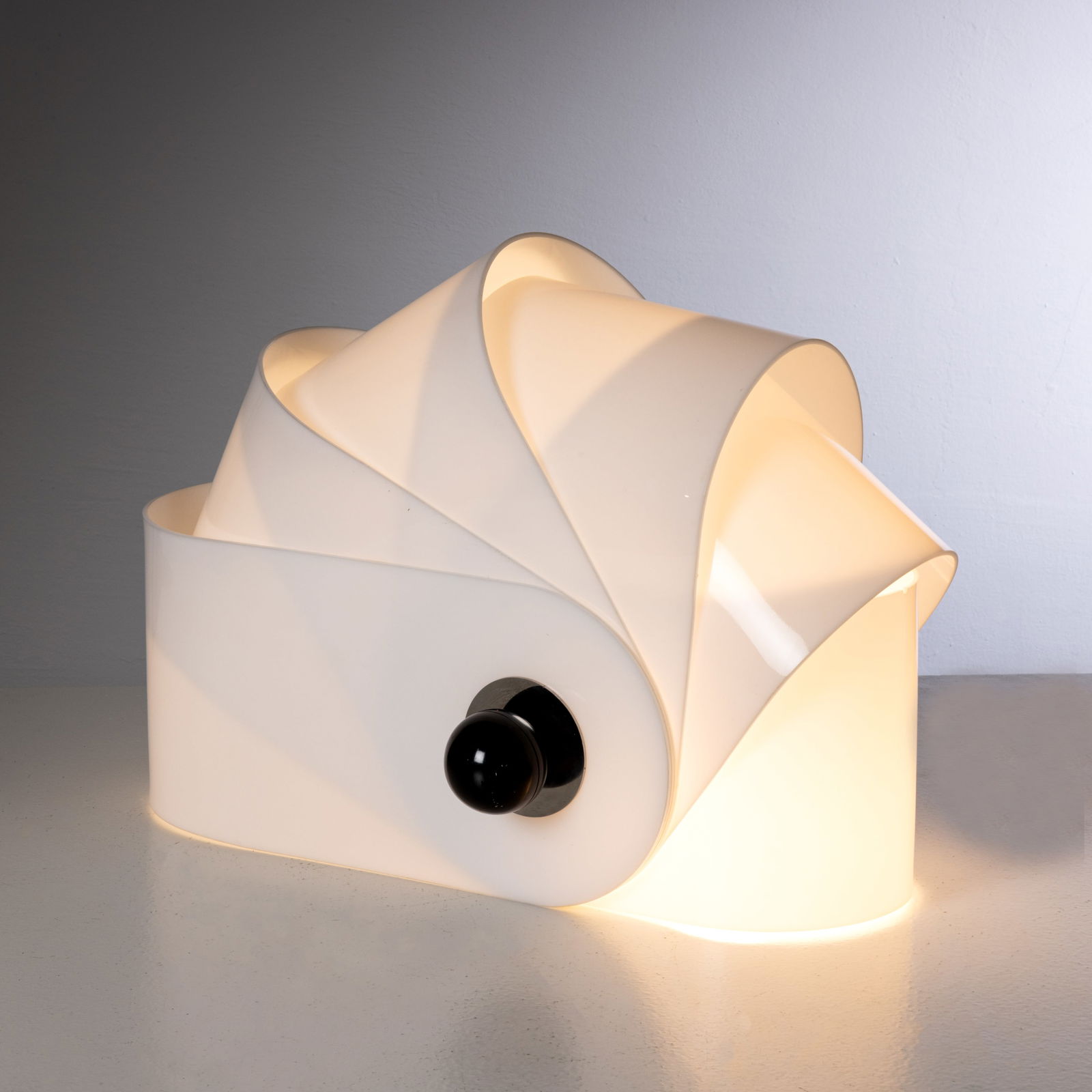 SUPERSTUDIO: Lampada da tavolo mod. Gherpe. Perspex acciaio cromato materiale plastico. Produzione Poltronova 1968. cm 40x22x50 ca. A TABLE LAMP BY SUPERSTUDIO Fulvio Ferrari Napoleone Ferrari Luce lampade 1968-19