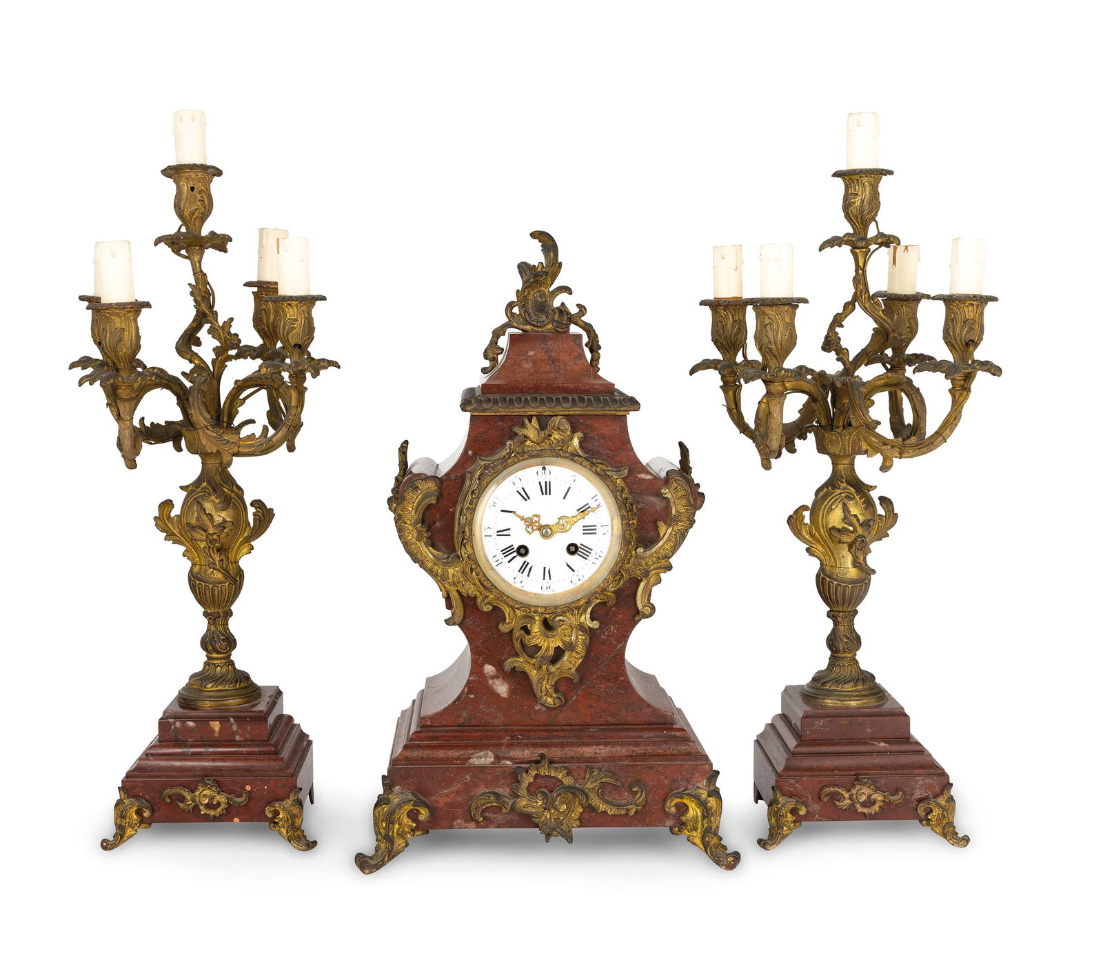 TRITTICO CON OROLOGIO A PENDOLO D'APPOGGIO IN PORFIDO: ROSSO, FRANCIA 1870 CIRCA importante trittico in porfido rosso, con grandi applicazioni in bronzo dorato, quadrante in smalto bianco con numeri romani, lancette in bronzo dorato, movimento 15 giorni d
