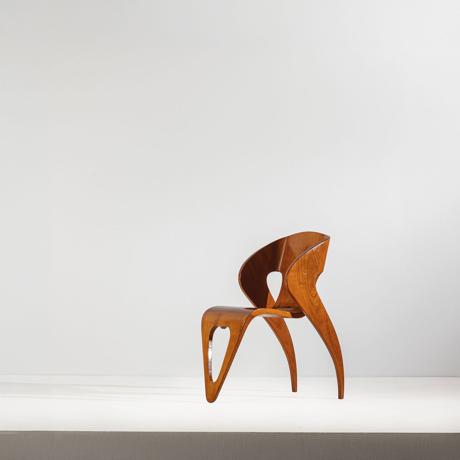 ROBERTO GABETTI, MARIO FEDERICO ROGGERO: Poltroncina. Legno di ciliegio curvato. Disegno del 1950, prototipo, primi anni XXI secolo. cm 80x42,5x72 A PROTOTYPE CHAIR BY R. GABETTI & M. ROGGERO D. Alaimo, Mobili di architetti e progettisti tor