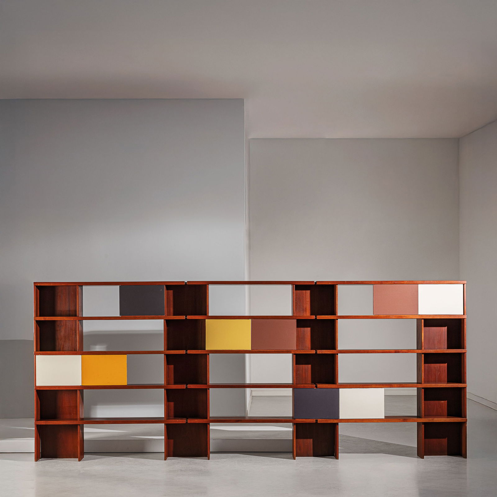 ILMARI TAPIOVAARA: Grande libreria modulare. Legno di teak, vinilpelle, ottone. Produzione Consorzio la Permanente Mobili, Italia, 1960 ca. cm 200x485x32 A BOOKCASE BY I. TAPIOVAARA T. Casartelli, Gio Ponti e Cantù