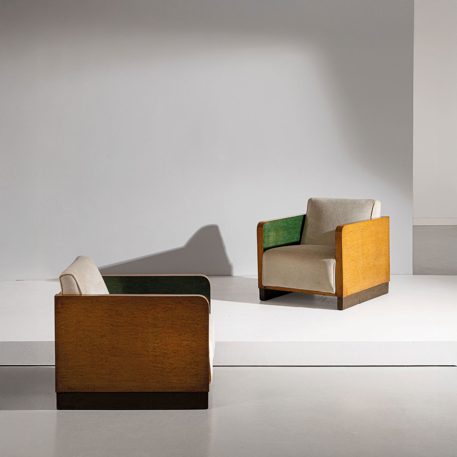 GIUSEPPE PAGANO POGATSHING, GINO LEVI MONTALCINI: Coppia di poltrone. Legno lamellare di abete, Buxus tinto all'anilina,, tessuto imbottito Produzione F.I.P. Torino, 1929 ca. cm 73x71x79 A PAIR OF ARMCHAIRS BY G. PAGANO & G. LEVI MONTALCINI I. De Gut