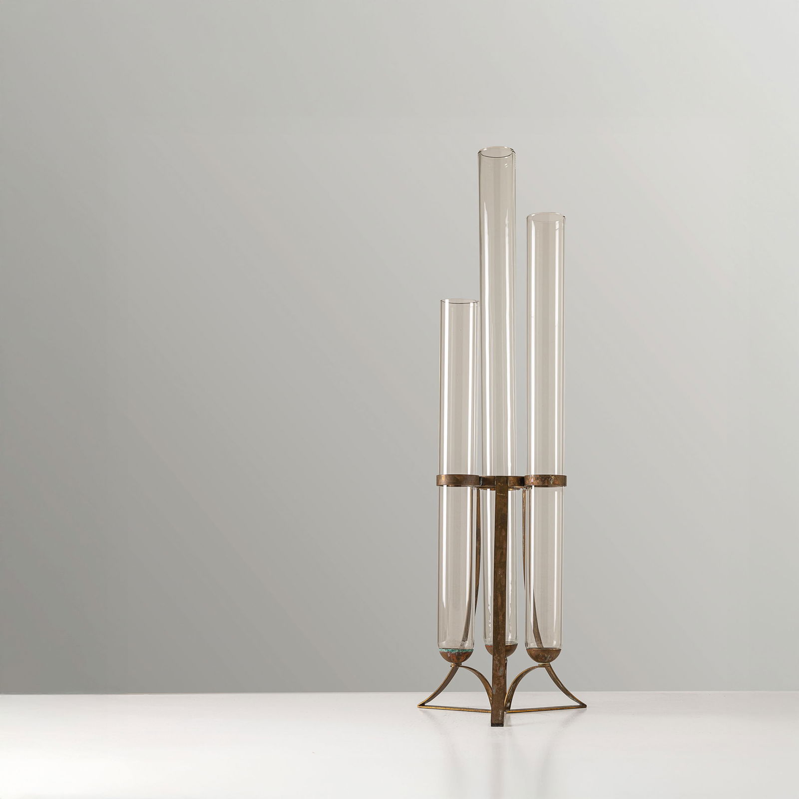 GABRIELLA CRESPI: Portafiori. Ottone, vetro soffiato. Produzione Italia, anni '70. Firma impressa. cm 89x30x30 A FLOWER HOLDER BY G. CRESPI Condizioni generali molto buone. Recentemente lavato professionalmente. Punti