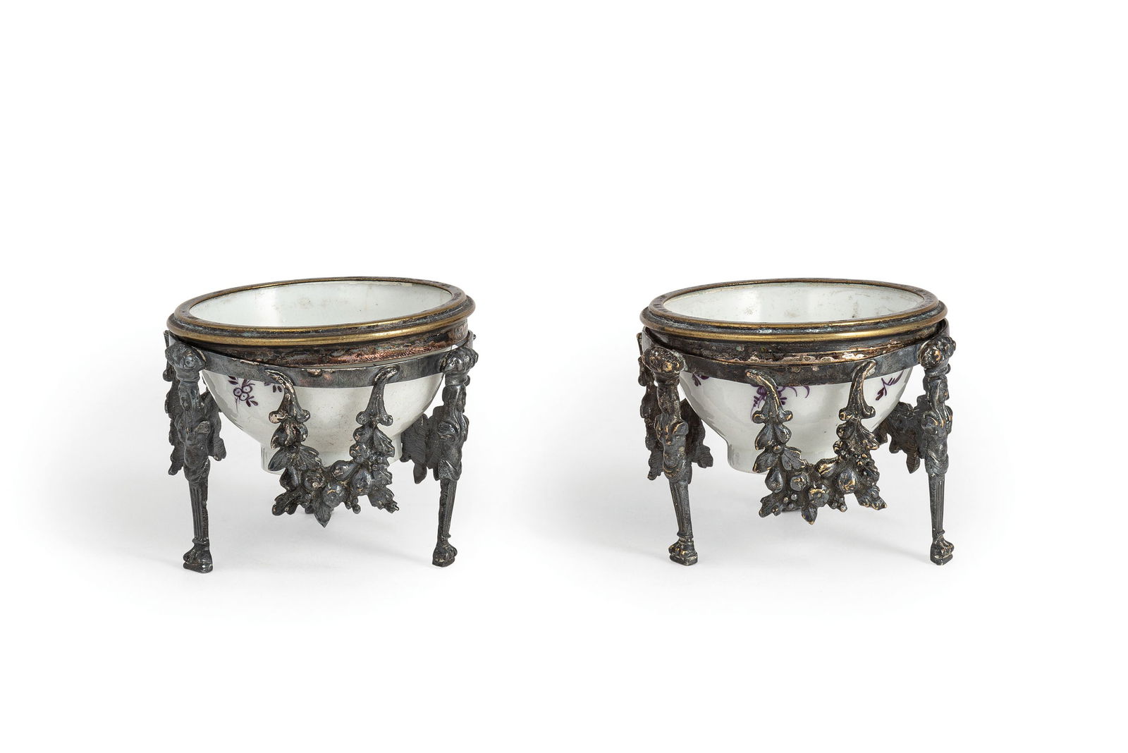 COPPIA DI SALIERE IN METALLO ARGENTATO E PORCELLANA, (1 of 1)