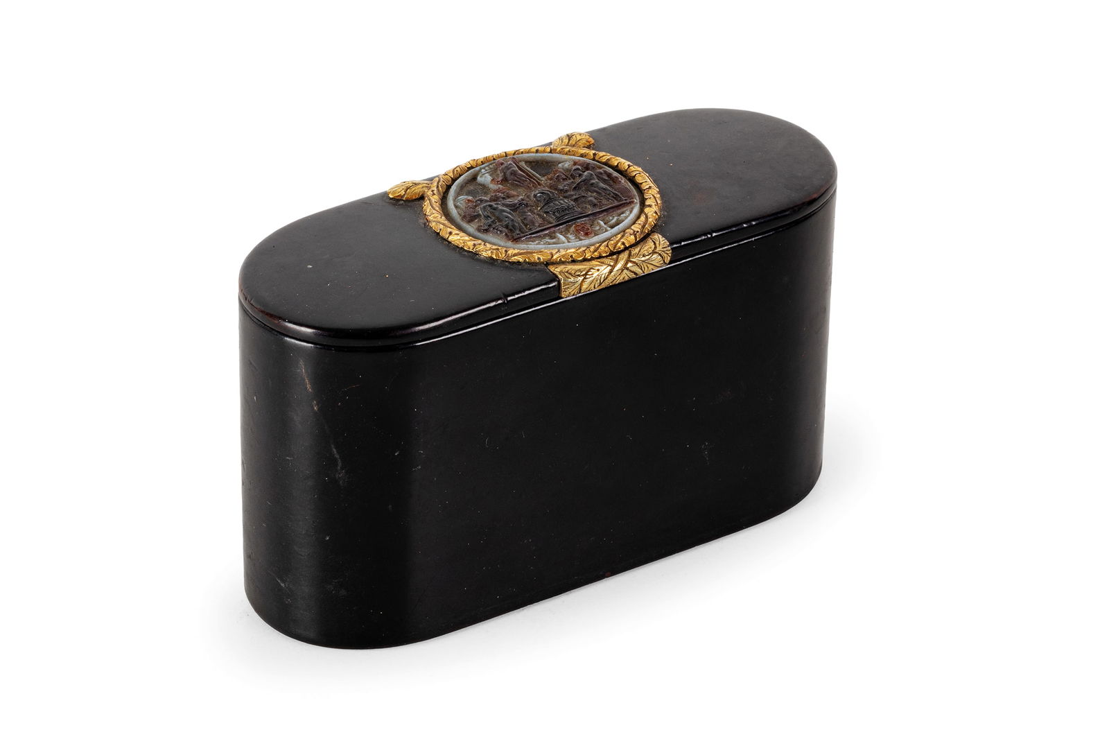 TABACCHIERA IN PAPIER MACHE, ORO E AGATA SARDONICA,: XIX SECOLO di forma rettangolare ad angoli arrotondati, sul coperchio, in cornice d'oro vi è un medaglione in agata sardonica raffigurante una scena di sacrificio dall'antico, all'interno foglio