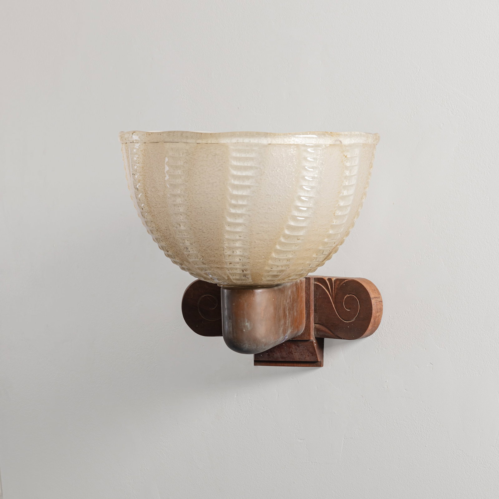 ARCHIMEDE SEGUSO (ATTRIB. A): Grande lampada da parete. Legno, vetro lavorato a caldo. Produzione Seguso Vetri d'Arte anni '40. cm 32x37x42 A WALL LAMP ATTRIBUTED TO A. SEGUSO Buone condizioni generali. Piccole righe, leggeri graf