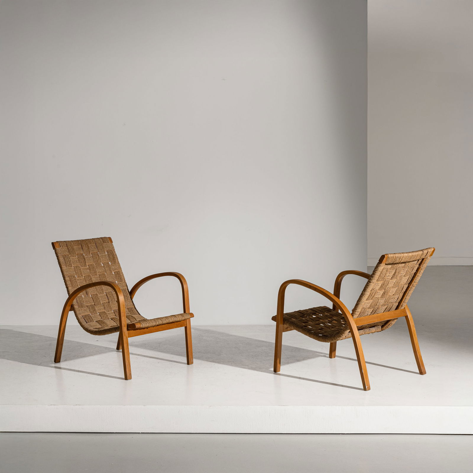 LUIGI RICCI: Coppia di poltrone. Corda di canapa intrecciata, legno di faggio curvato. Italia anni '40. cm 80x60x82 A PAIR OF ARMCHAIRS BY L. RICCI Discrete condizioni generali. Piccole righe, leggeri graffi, norm