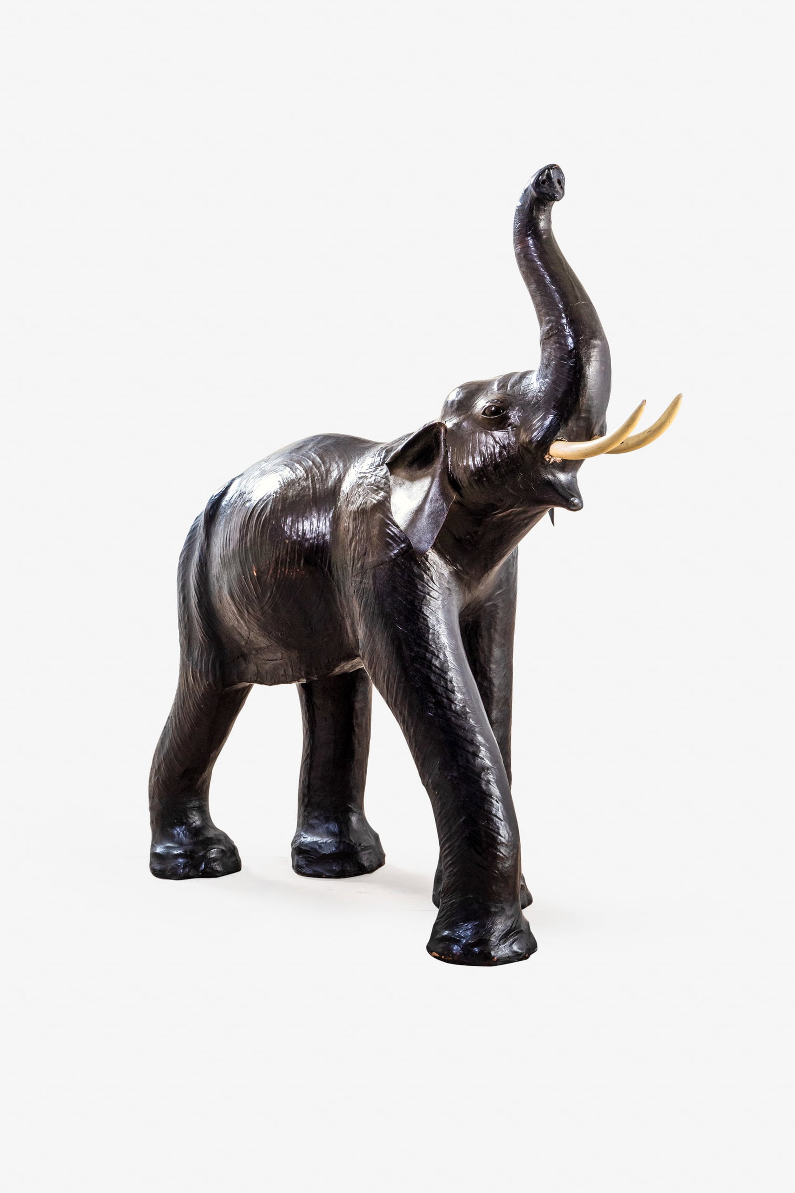 MANIFATTURA ITALIANA: Elefante. Pelle imbottita, resina. Anni '70. cm 150x50x160 AN ITALIAN DECORATIVE ELEPHANT Buone condizioni. Righe, graffi, aloni, piccole mancanze e screpolature.