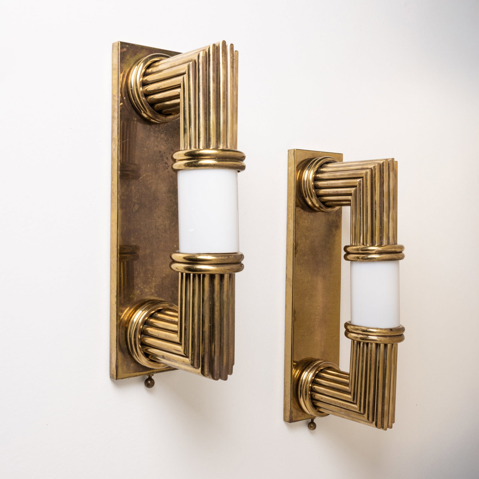 MANIFATTURA ITALIANA: Due lampade da parete navali. Ottone, metacrilato opalino. Italia anni '50. cm 36,5x9,5x15,5 A PAIR OF ITALIAN SCONCES Buone condizioni. Segni di usura, lievi deformazioni, ossidazione, aloni,