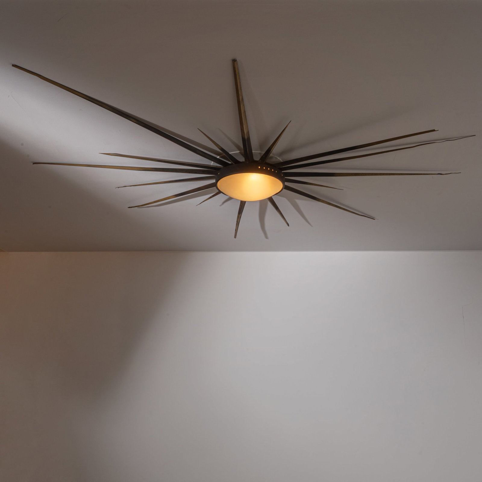 MANIFATTURA ITALIANA: Grande lampada a plafone. Metallo verniciato, ottone, vetro satinato. Italia anni '50. cm 12x190x230 ca AN ITALIAN CEILING LAMP Discrete condizioni generali. Righe, graffi, segni di usura.