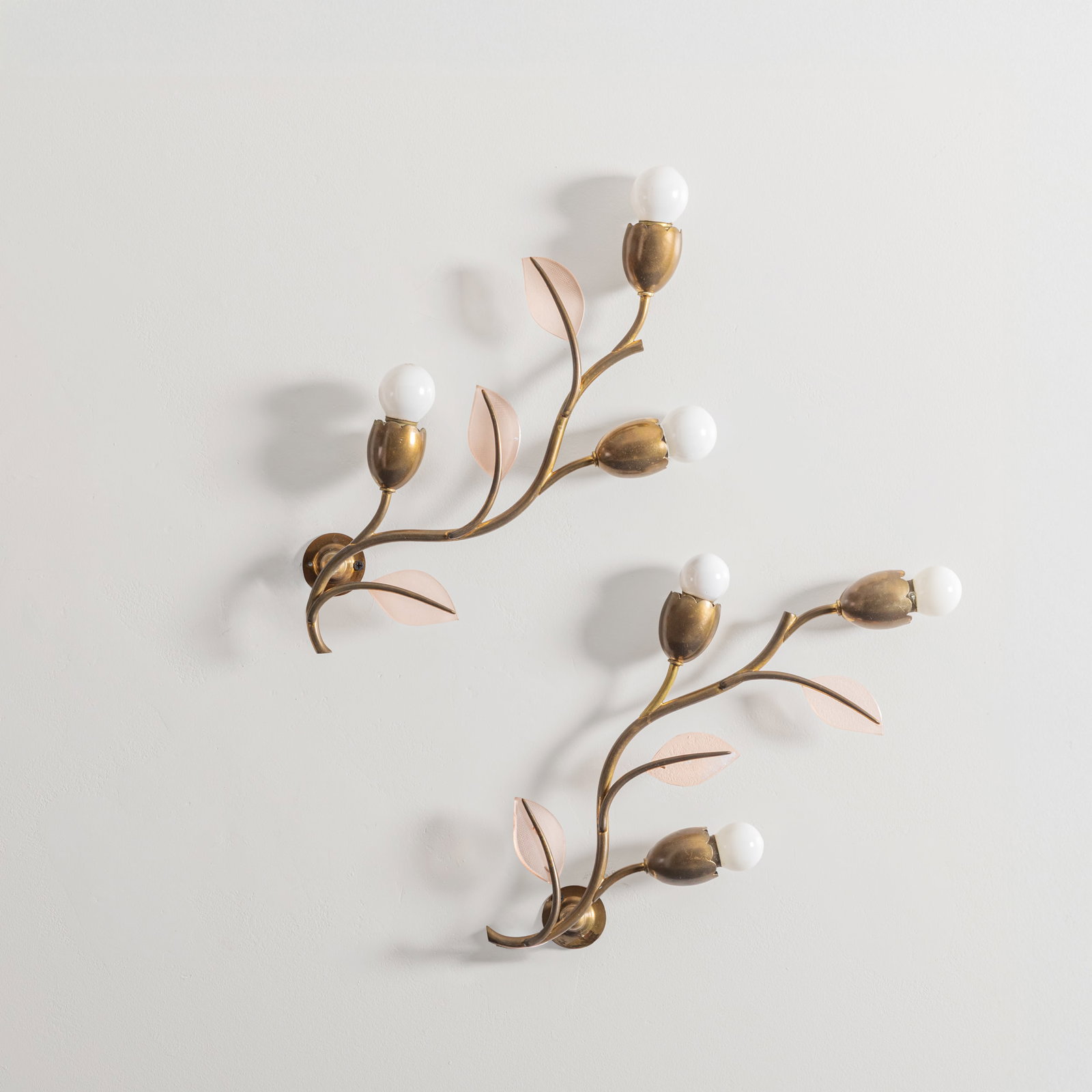 MANIFATTURA ITALIANA: Due lampade da parete. Ottone, vetro colorato e molato. Italia anni '40. cm 39x32x7 A PAIR OF ITALIAN WALL LIGHTS Buone condizioni generali. Piccole righe, leggeri graffi, normali segni di usura.