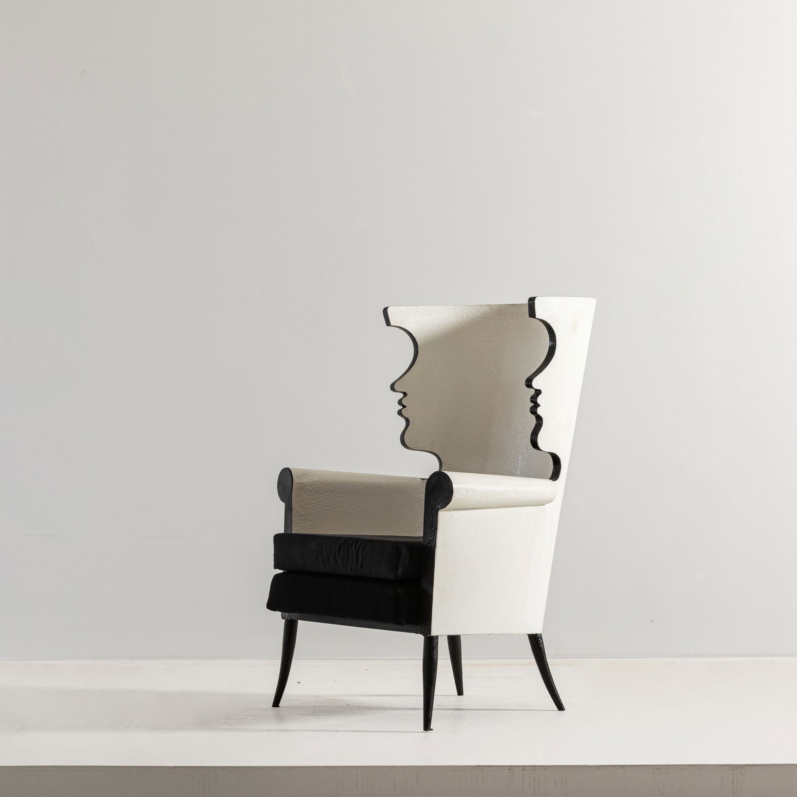 JEAN MARAIS: Poltrona Hommage à Jean Cocteau. Metallo curvato, compensato, smalto, vernice craquelé, tessuto imbottito. Produzione Poltrona, anni '70 ; '80. cm 118x82x85 AN ARMCHAIRS BY J. MARAIS 