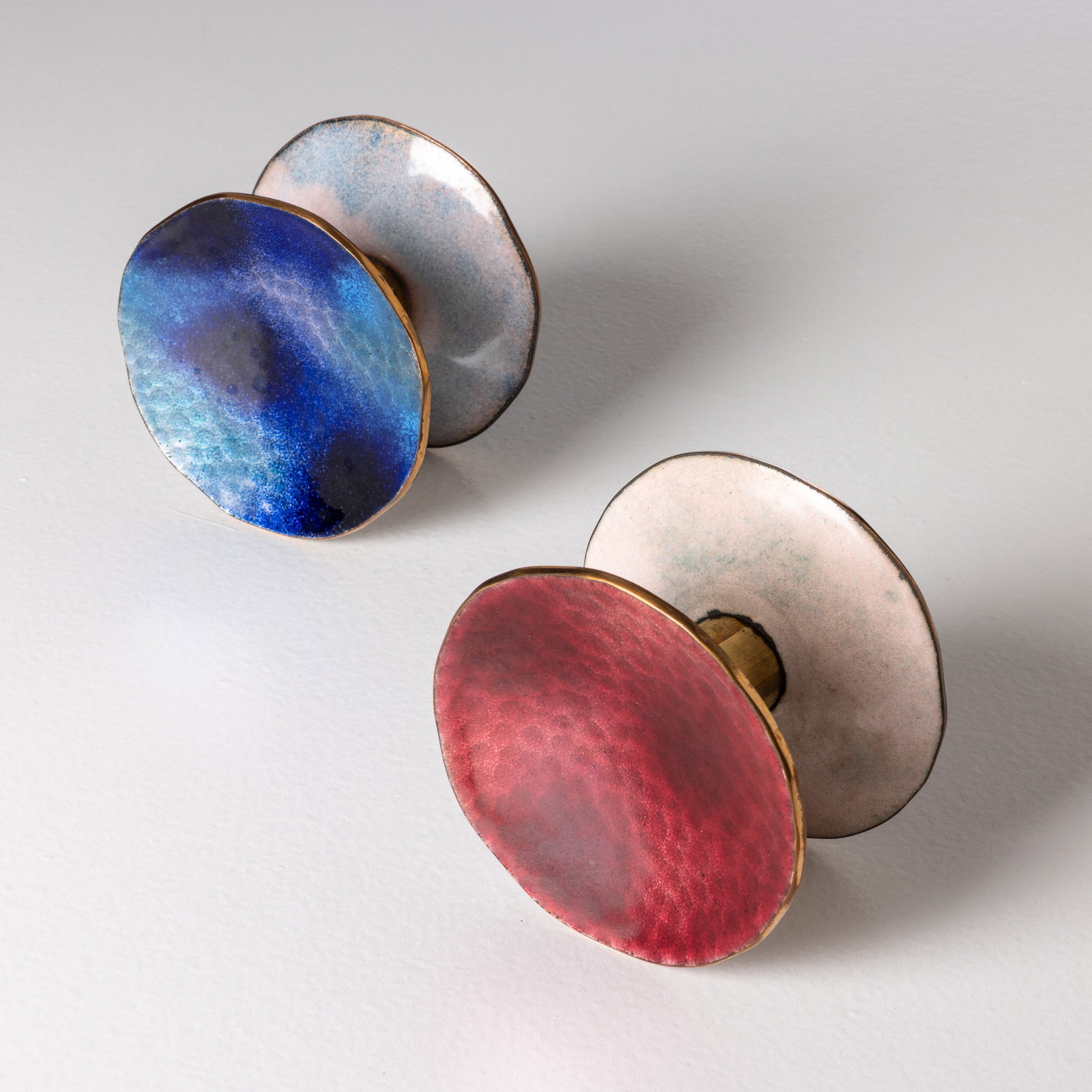 PAOLO DE POLI: Due maniglie. Ottone e rame smaltato. Italia anni '60. cm 12,5x12.5 x8 ca. TWO HANDLES BY P. DE POLI Buone condizioni generali. Piccole righe, leggeri graffi, normali segni di usura. Ottone in