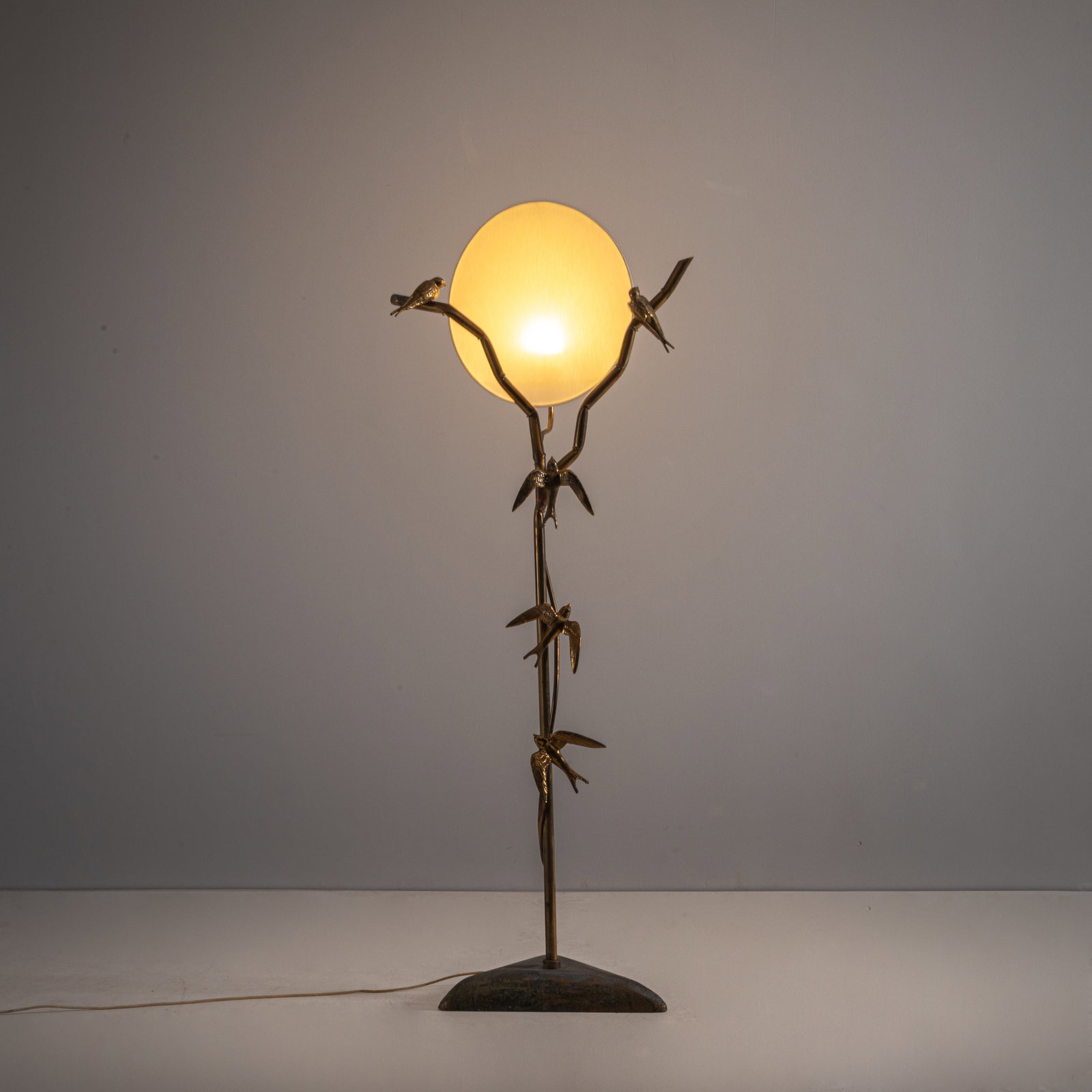 ANTONIO PAVIA (ATTRIB. A): Lampada da terra. Fusione di ottone, ottone, tessuto. Italia anni '70. cm 180x43x50 A FLOOR LAMP ATTRIBUTED TO A. PAVIA Buone condizioni generali. Piccole righe, leggeri graffi, normali segni di usura