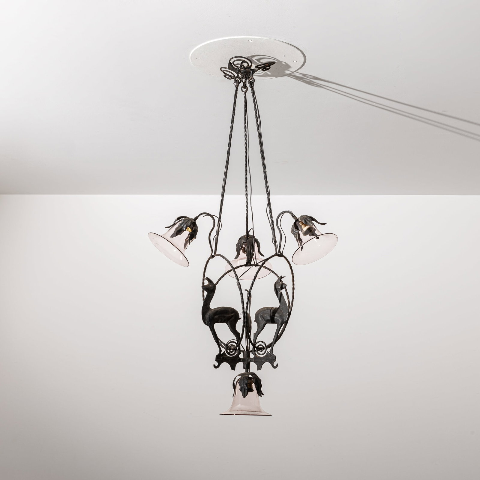 CARLO RIZZARDA (ATTRIB. A): Lampada a sospensione. Ferro battuto e lavorato a caldo, vetro soffiato. Italia anni '20. cm 110x55x55 A CEILING LAMPO ATTRIBUTED TO C. RIZZARDA Cfr.: AA.VV., Carlo Rizzarda, fabbro maestro, Castaldi