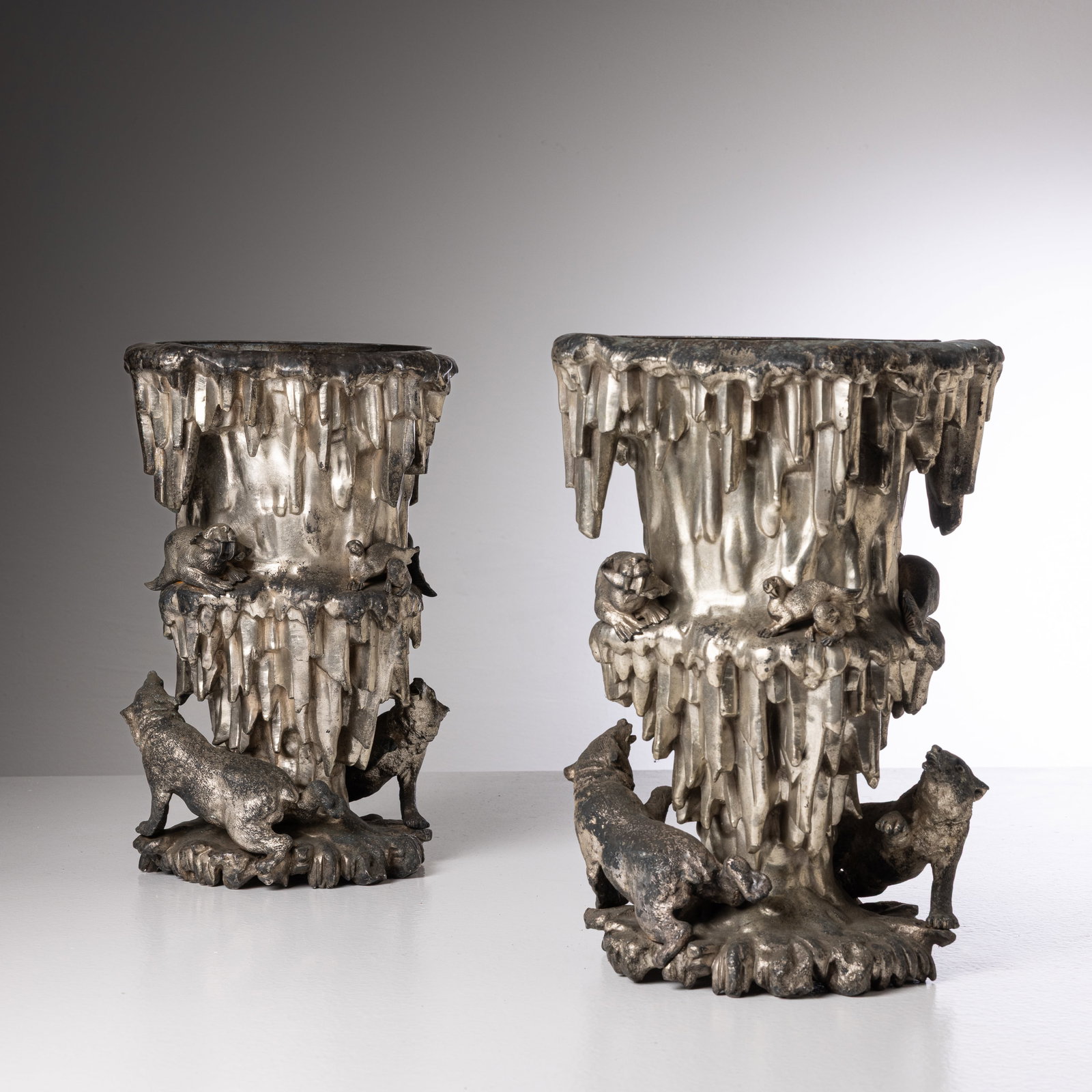 ANONIMO: Due vasi 'esplorazione dei Poli'. Bronzo argentato. Gran Bretagna o Scandinavia, anni '20. cm 36x24x27 ca. A PAIR OF 'POLAR EXPLORATION' VASES Buone condizioni. Righe graffi, segni di usura,