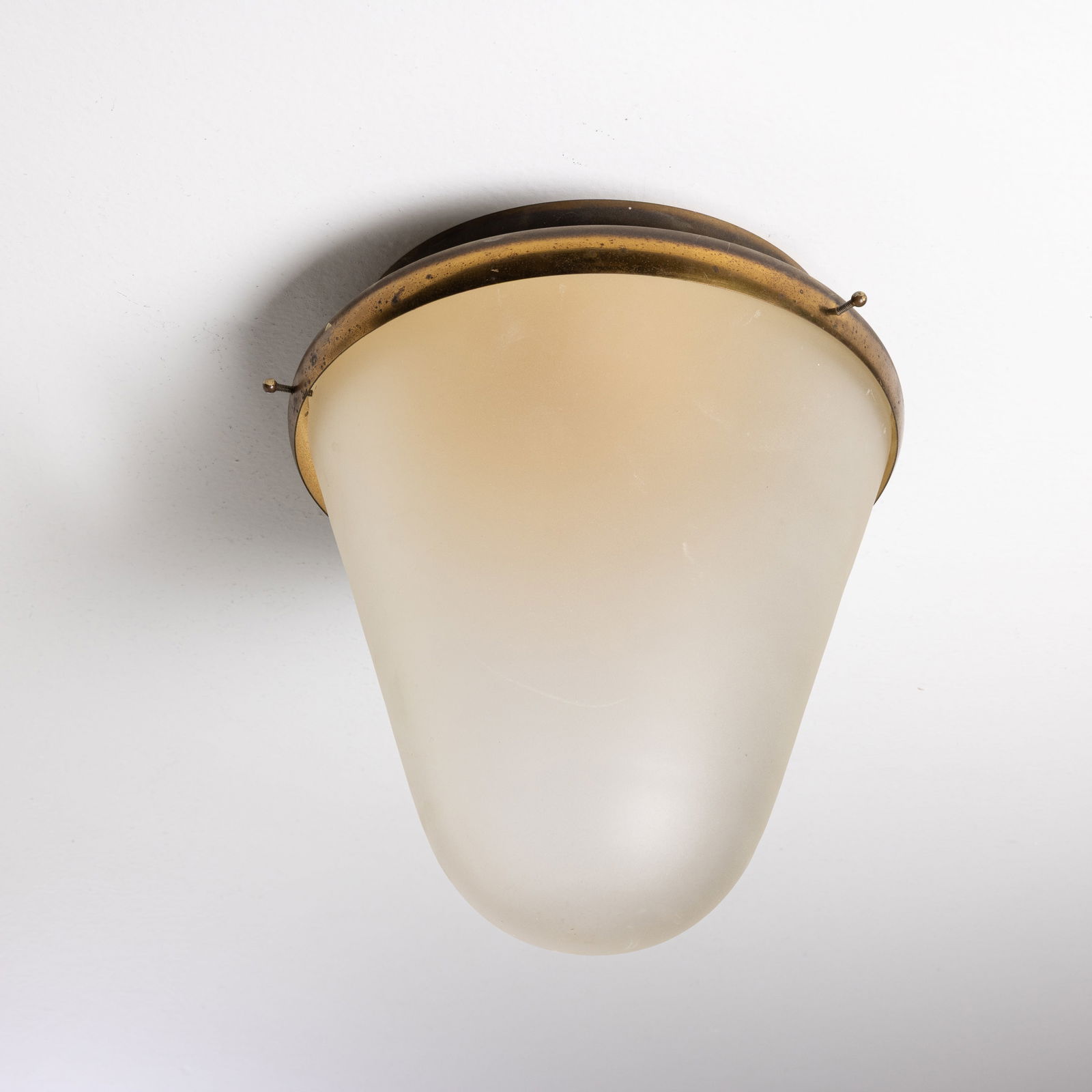 OSVALDO BORSANI (ATTRIB. A): Lampada a plafone. Ottone, cristallo satinato. Italia anni '50. cm 20x21 A CEILINKG LAMP ATTRIBUTED TO O. BORSANI Buone condizioni generali. Piccole righe, leggeri graffi, normali segni di usura.