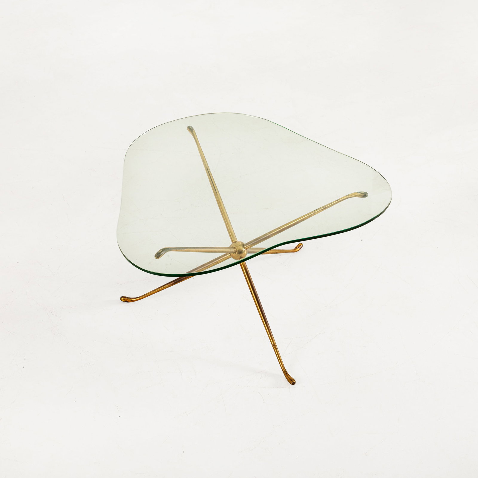 CESARE LACCA (ATTRIB.A): Tavolino. Ottone, cristallo molato. Italia anni '50. cm 42x68x63 AN OCCASIONAL TABLE ATTRIBUTED TO C. LACCA Buone condizioni generali. Piccole righe, leggeri graffi, normali segni dovuti all'uso