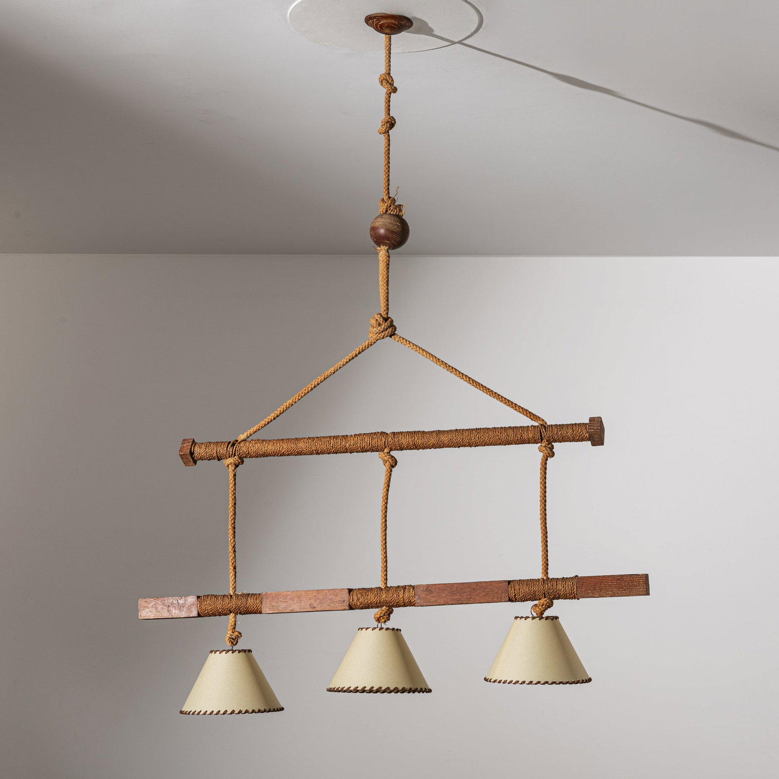 ITALO GAMBERINI (ATTRIB. A): Lampada a sospensione. Legno di castagno cereusé, corda di canapa intrecciata. Provenienza Villa F. Pietrasanta fine anni '30. cm 128x95x20 ca. A CEILING LAMP ATTRIBUTED TO I. GAMBERINI Cfr.: