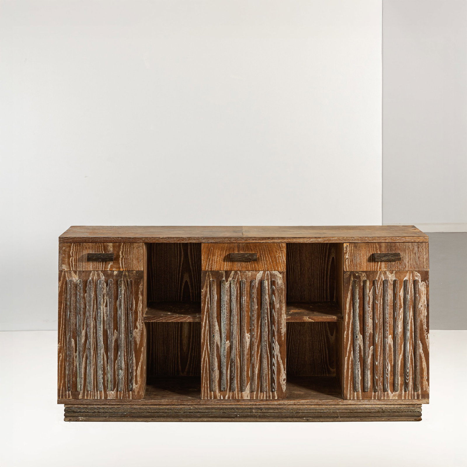 ITALO GAMBERINI (ATTRIB. A): Credenza. Legno di castagno cereusé. Provenienza Villa F. Pietrasanta fine anni '30. cm 100x200,5x40,5 A SIDEBOARD ATTRIBUTED TO I. GAMBERINI Cfr.: Un arredamento di Gamberini, Stile,