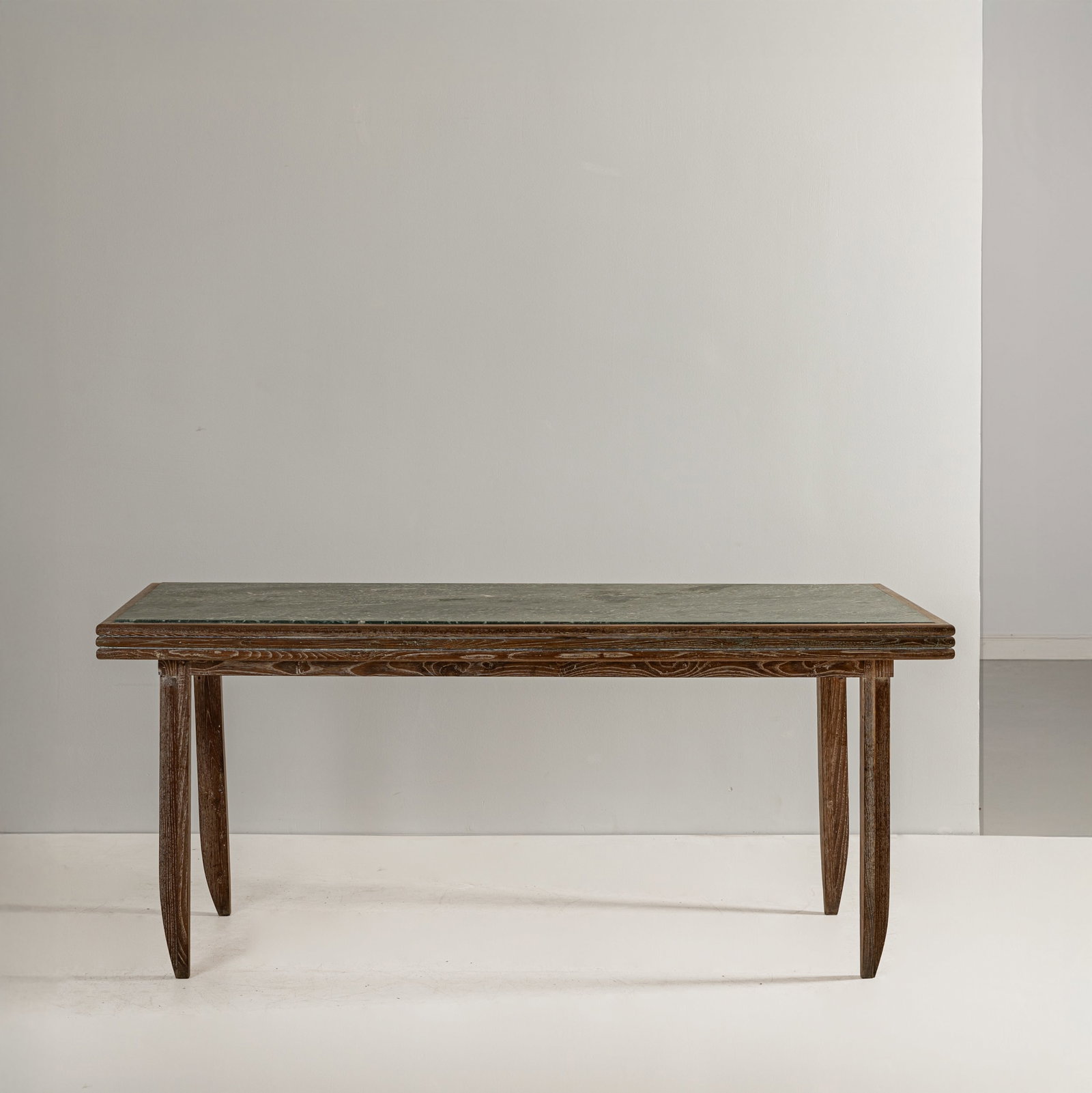 ITALO GAMBERINI (ATTRIB. A): Tavolo. Legno di castagno cereusé, marmo serpentino di Monteferrato. Provenienza Villa F. Pietrasanta fine anni '30. cm 79x181x91,5 A TABLE ATTRIBUTED TO I. GAMBERINI Cfr.: Un arredamento di Gamb