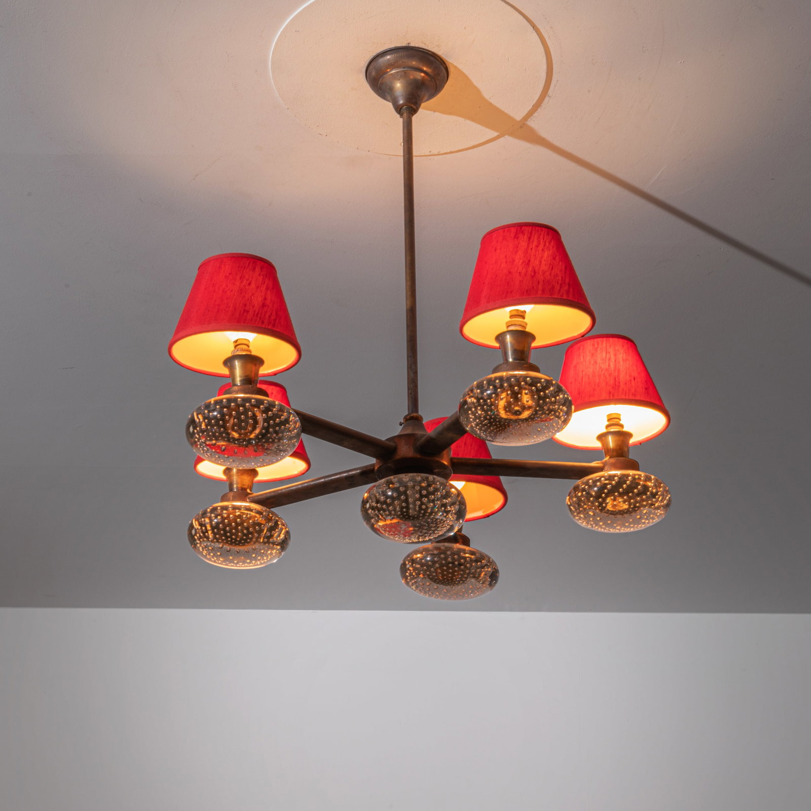 ARCHIMEDE SEGUSO: Lampada a sospensione. Ottone, vetro massiccio bulicante, tessuto. Produzione Seguso Vetri d'Arte anni '40. cm 70x60x60 ca A CEILING LAMP BY A. SEGUSO Buone condizioni generali. Piccole righe, leggeri