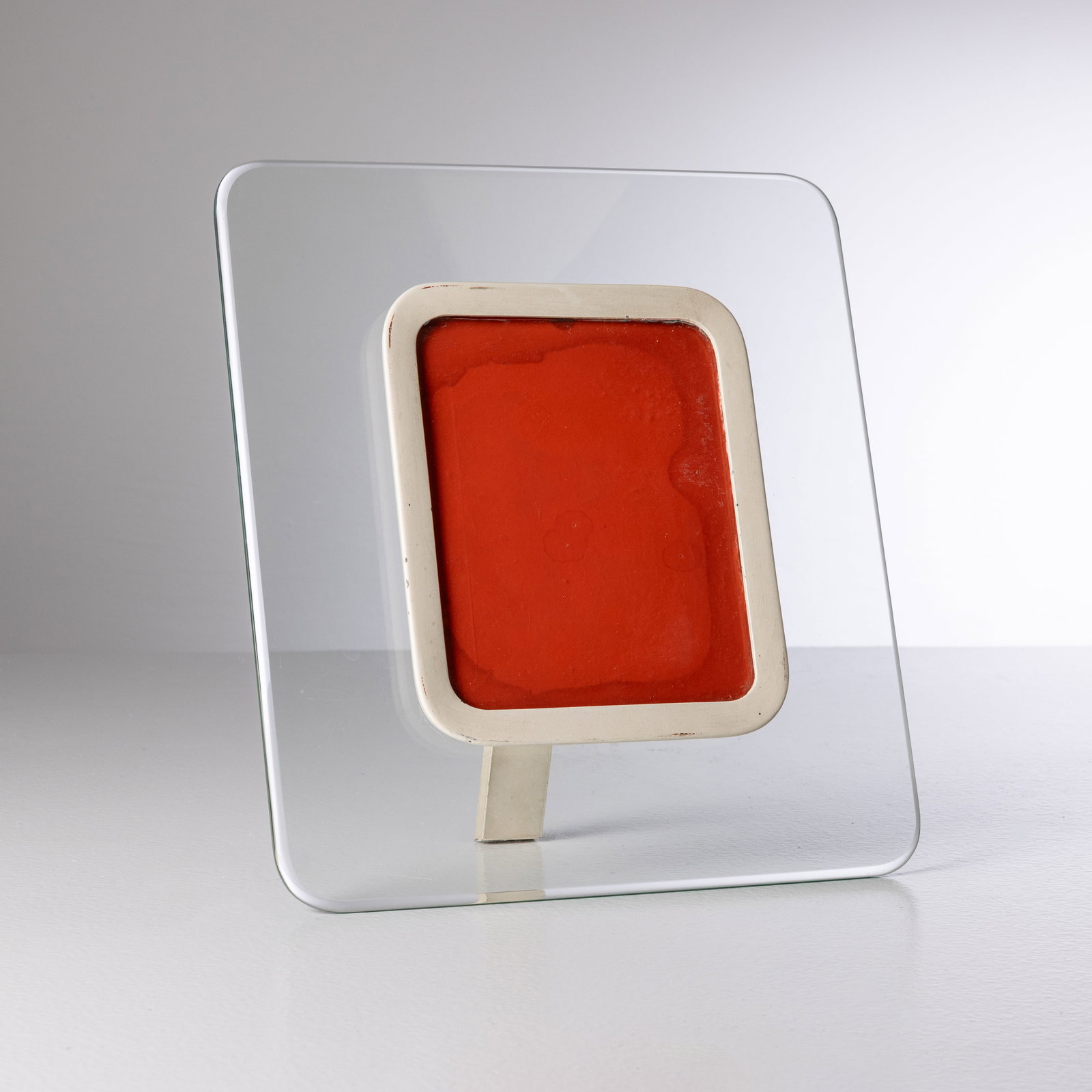 PIETRO CHIESA: Porta ritratti. Cristallo molato, legno e metallo verniciati. Produzione Fontana Arte, anni '40. cm 32x31x13 (aperto) A PHOTO FRAME BY PIETRO CHIESA Anche le cose più semplici, una