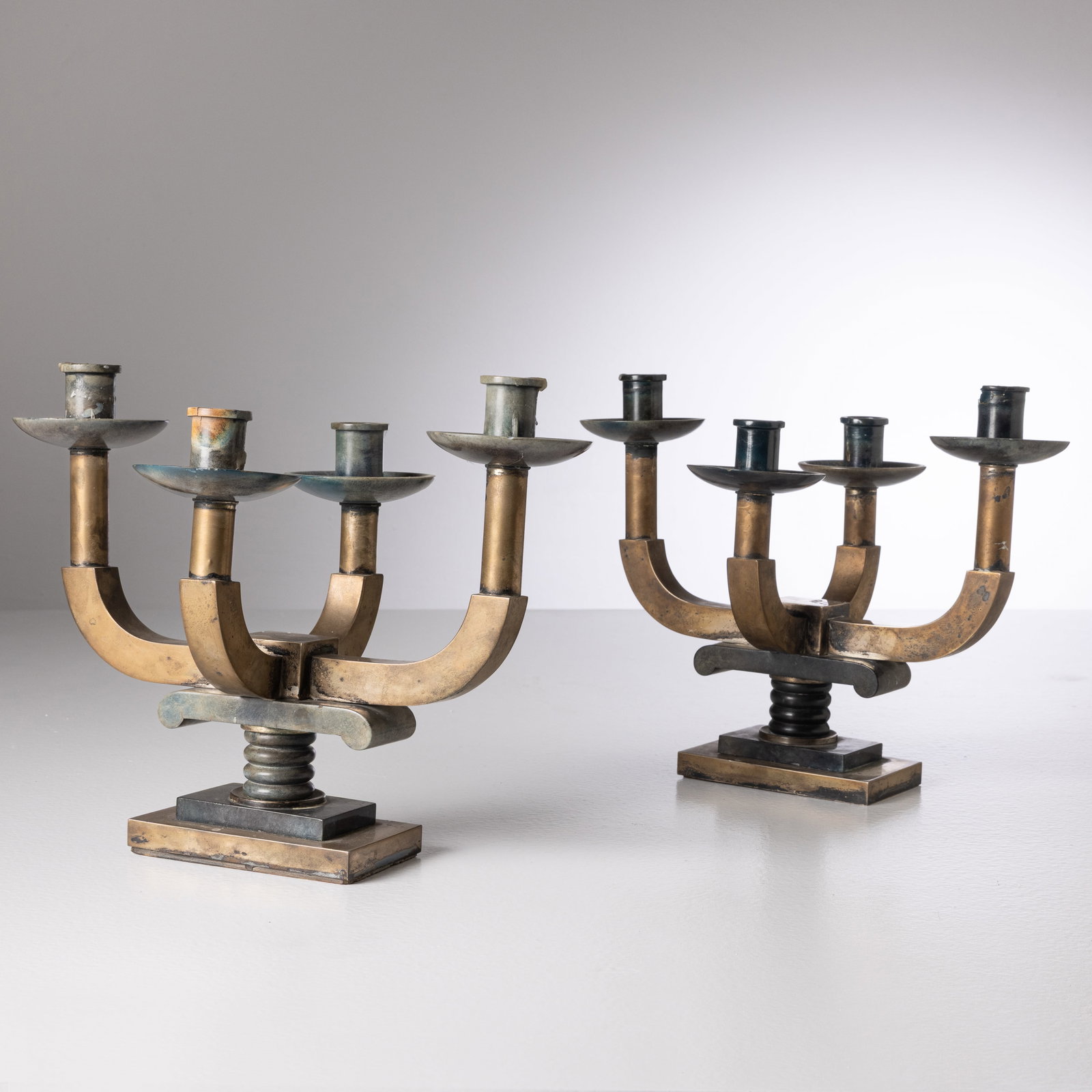 MANIFATTURA ITALIANA: Due candelieri. Metallo argentato patinato, lucite, legno. Italia, anni '30 cm 25x32x22 TWO ITALIAN CANDLESTICKS Condizioni molto buone. Righe, segni di usura. Visibile ossidazione. Lievi