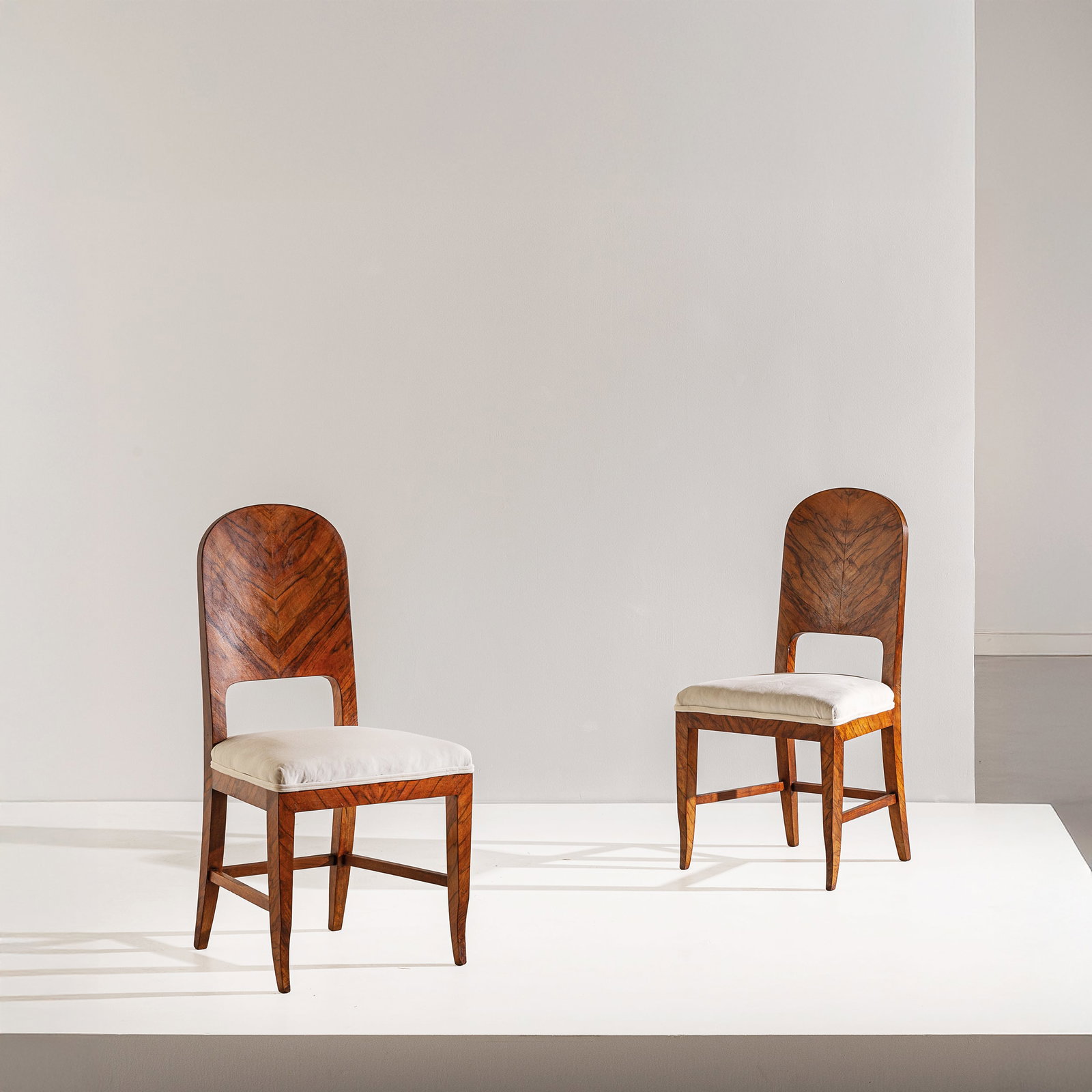 GIO PONTI (ATTRIB. A): Coppia di sedie da camera. Legno impiallacciato in radica di noce, tessuto imbottito. Produzione Domus Nova, anni '30. cm 91x46x48 A PAIR OF CHAIRS ATTRIBUTED TO G. PONTI Buone condizioni