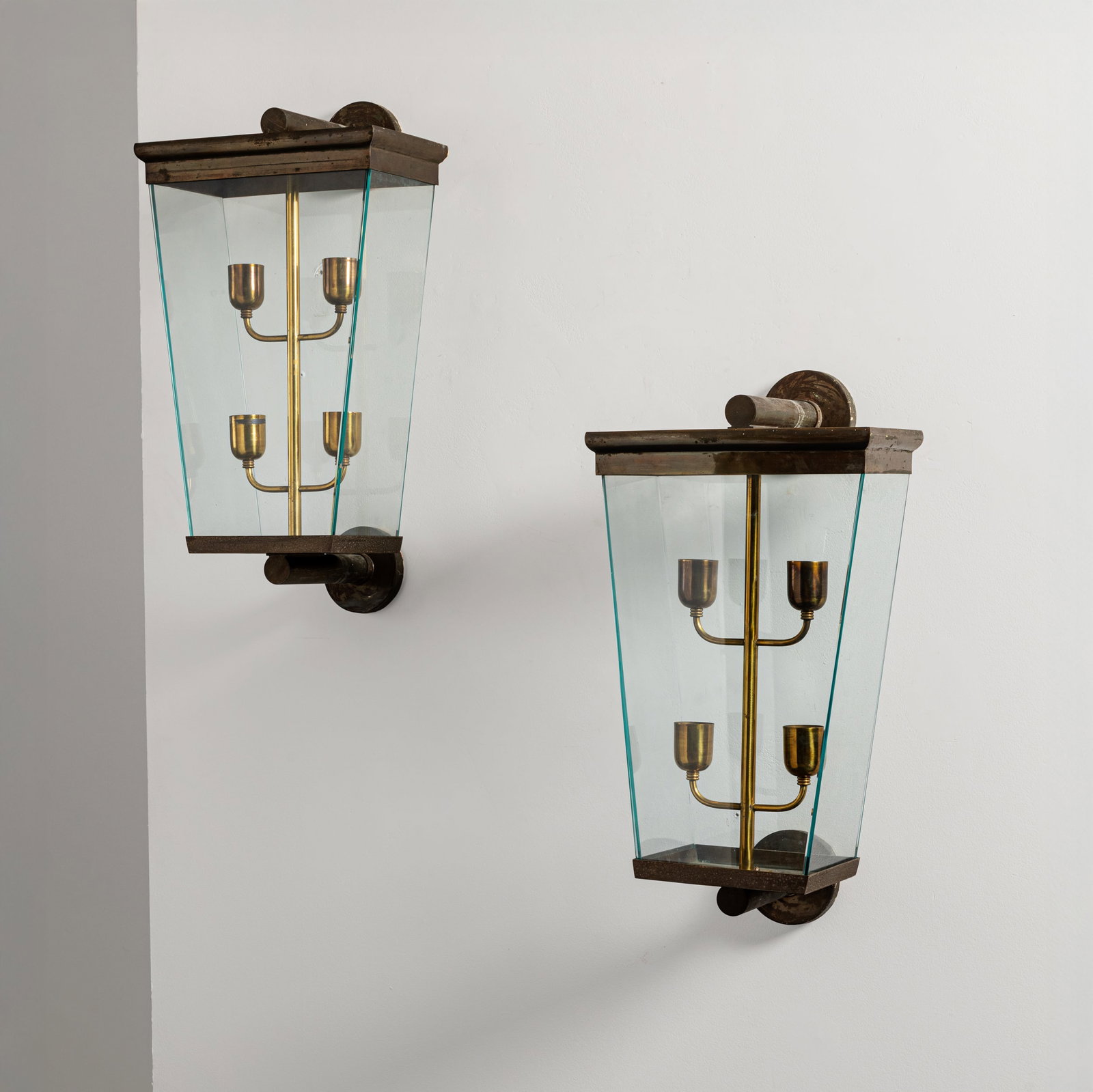 PIETRO CHIESA: Coppia di lampade da parete. Ferro, ottone, cristallo molato. Produzione Fontana Arte anni '40. cm 64x39x29 A PAIR OF WALL LAMPS BY P. CHIESA Buone condizioni generali. Piccole righe, leggeri