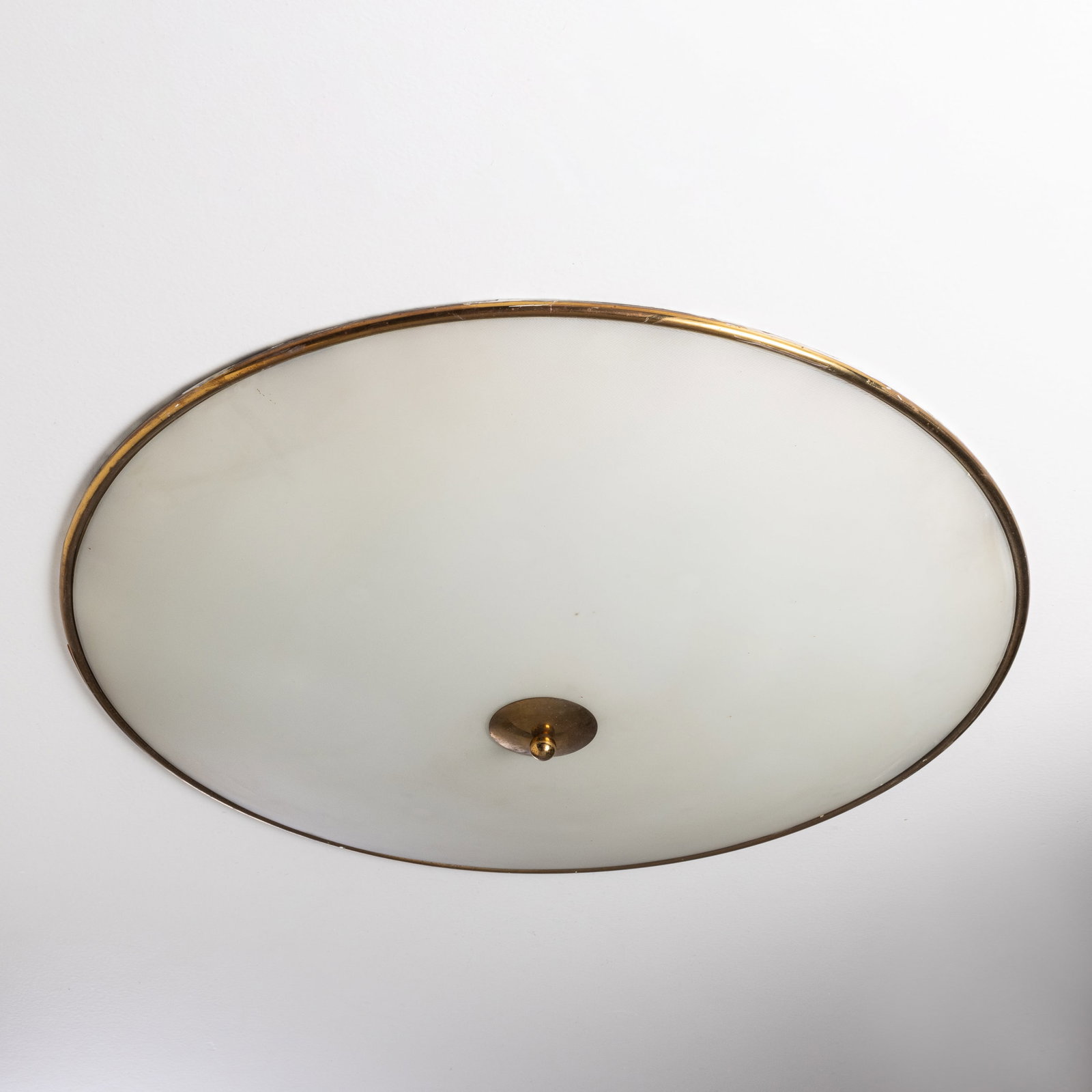 STILNOVO (ATTRIB. A): Lampada a plafone. Ottone, alluminio verniciato, vetro stampato, curvato. Italia anni '50. cm 8x72x72 A CEILING LAMP ATTRIBUTED TO STILNOVO Buone condizioni generali. Piccole righe, leggeri