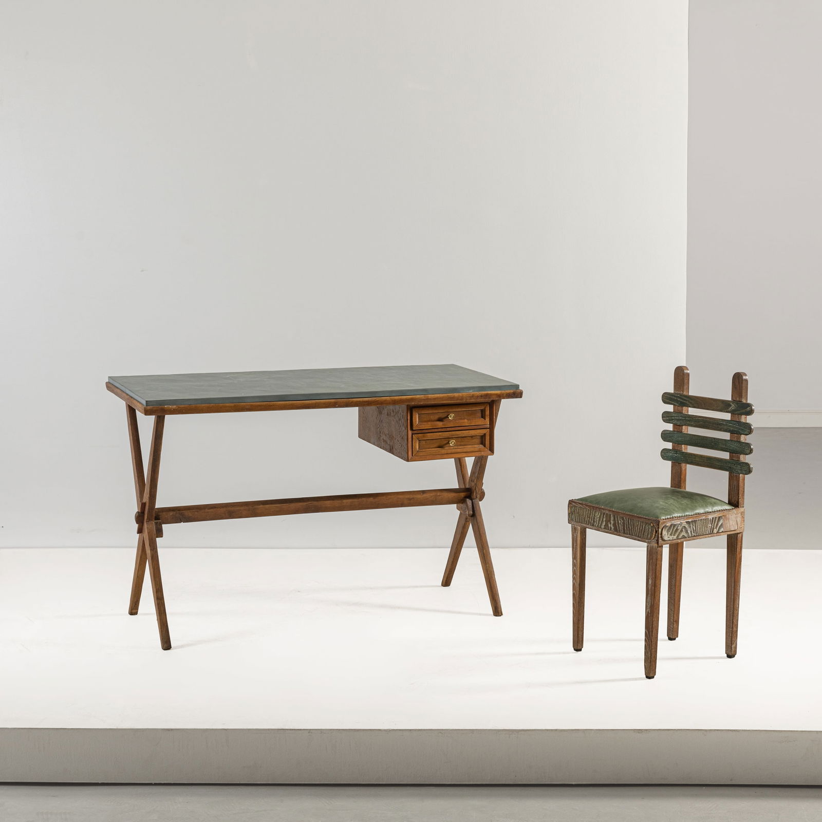 ITALO GAMBERINI (ATTRIB. A ): Sedia e scrittoio. Legno di castagno tinto all'anilina e cereusé, legno di faggio, pelle, Ardesia verde di Lavagna. Provenienza Villa F. Pietrasanta fine anni '30. cm 193x116x42; 89x44x39 A