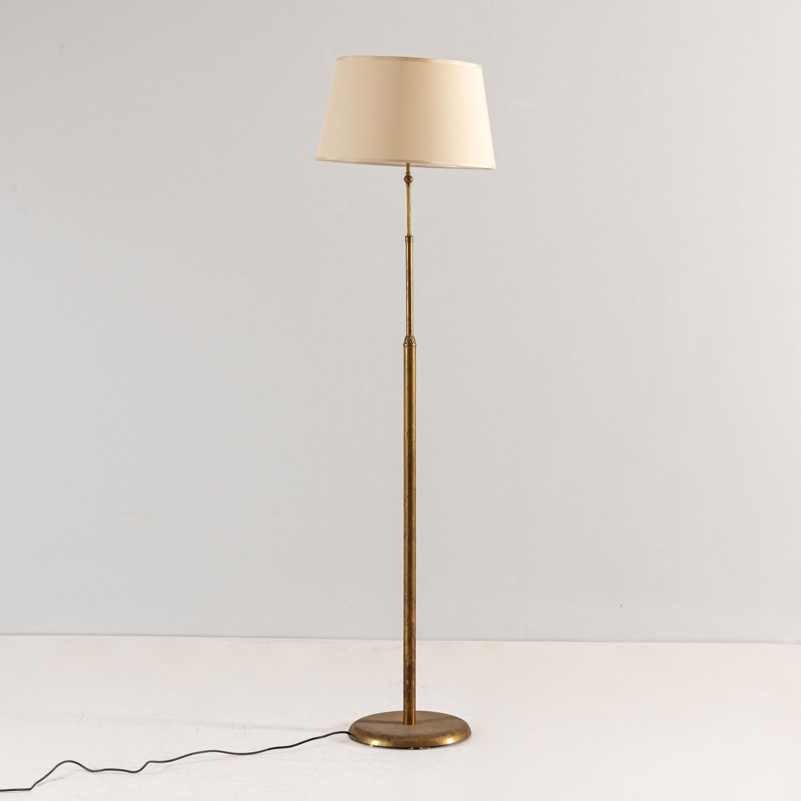ANGELO LELII: Lampada da terra mod. Tris. Ottone, ghisa, metallo verniciato. Produzione Arredoluce, 1948 ca. Marchio del produttore impresso. Massima altezza cm 200 A FLOOR LAMP BY A. LELII A. Pansera, A Padoan,
