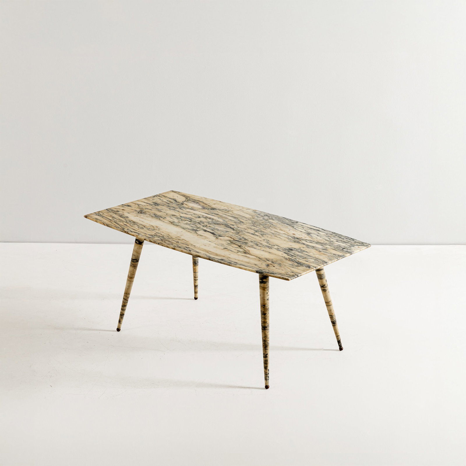 MANIFATTURA ITALIANA: Tavolino. Marmo tornito, metallo. Italia anni '50. cm 43x100x55 AN ITALIAN OCCASIONAL TABLE Buone condizioni generali. Piccole righe, leggeri graffi, normali segni di usura. Lieve ossidazione.