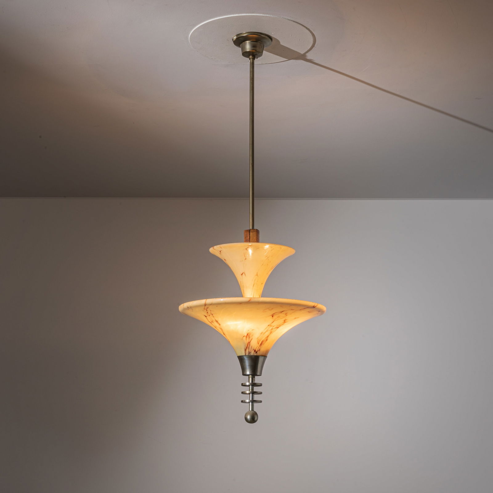 MANIFATTURA ITALIANA: Lampada a sospensione. Legno, metallo nichelato, vetro finto alabastro. Italia anni '30. cm 110x40x40 AN ITALIAN CEILING LAMP Buone condizioni generali. Piccole righe, leggeri graffi, normali segni di