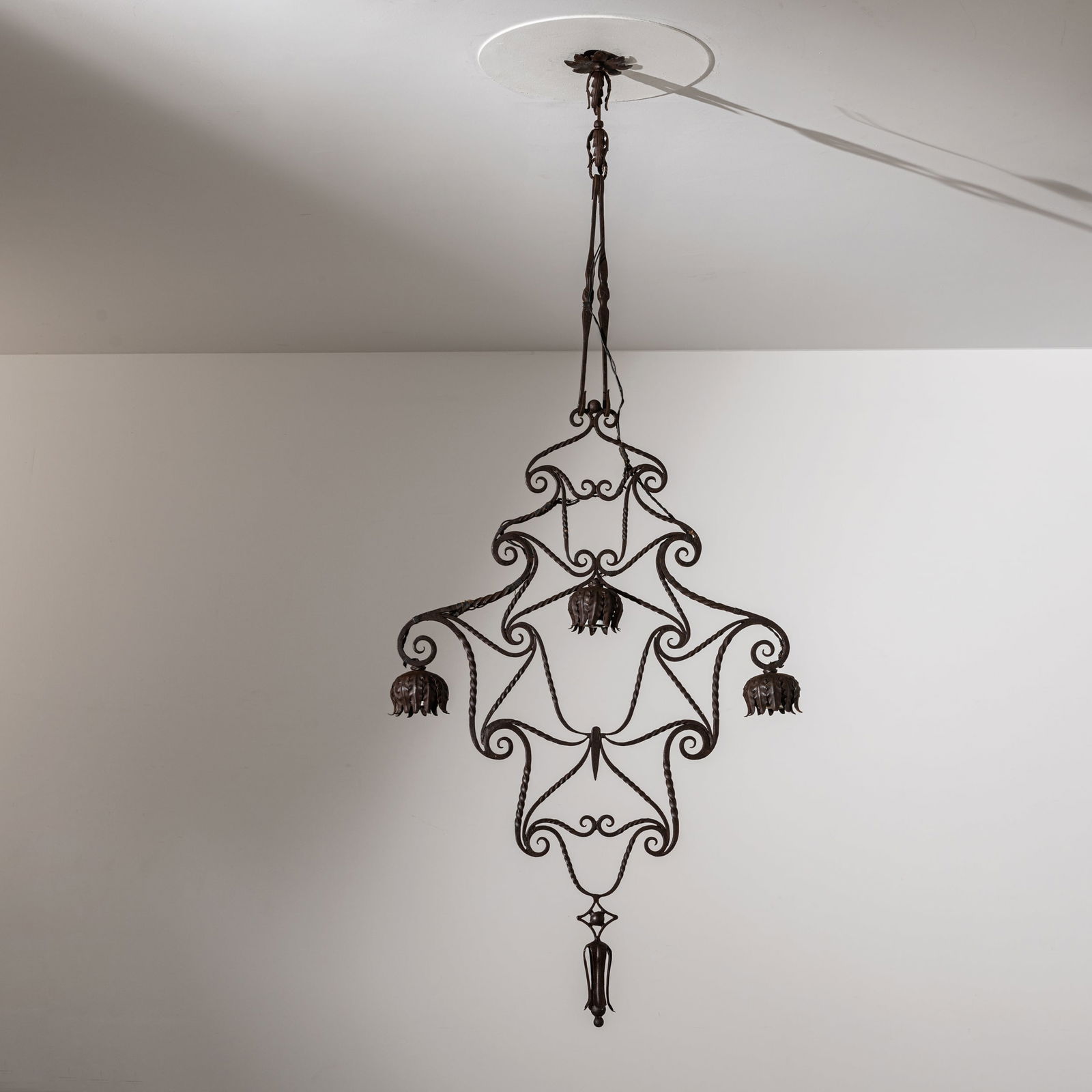 CARLO RIZZARDA (ATTRIB. A): Lampada a sospensione. Ferro battuto. Italia anni 20. cm 143x65x10 ca. A CHANDELIER ATTRIBUTED TO C. RIZZARDA Buone condizioni generali. Piccole righe, leggeri graffi, normali segni dovuti