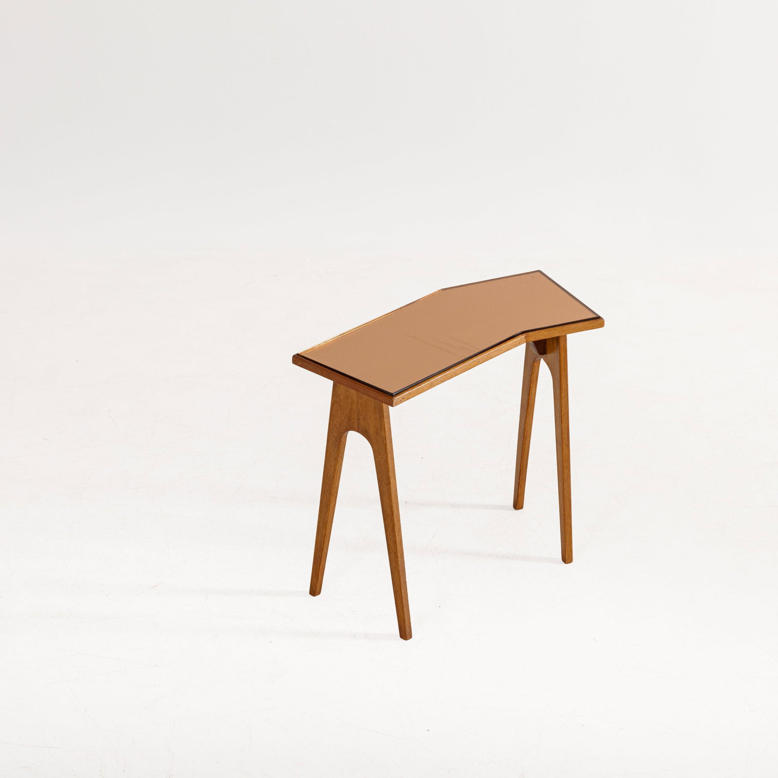 FONTANA ARTE: Tavolino servo muto. Legno, cristallo molato, specchiato e colorato. Italia anni '50. Marchio FX del produttore sotto la base. cm 46x50x52 ca A SIDE TABLE BY FONTANA ARTE Buone condizioni