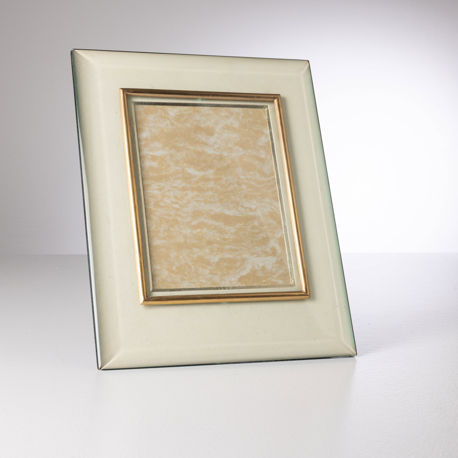 FONTANA ARTE (ATTRIB.A): Portaritratti. Cristallo molato, legno, ottone, vetro. Italia anni 50 cm 35x31x22 ca A PHOTOFRAME ATTRIBUTED TO FONTANA ARTE Condizioni molto buone. Righe, graffi, segni di usura, lievi aloni,