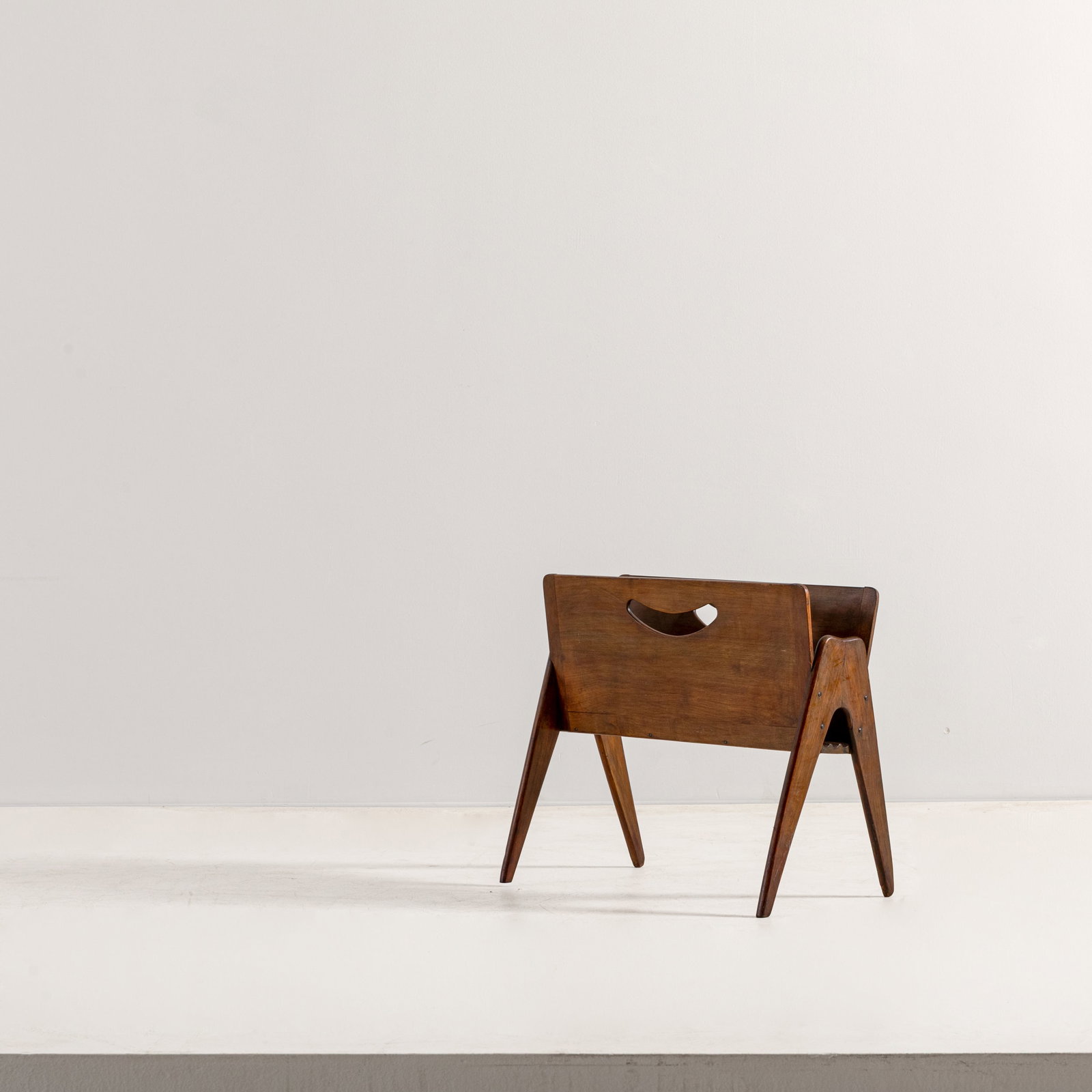 SCUOLA DI TORINO: Portarivìste. Legno di noce. Anni '40. cm 44x51x30 ca. A 'SCUOLA DI TORINO' MAGAZINE RACK Buone condizioni. Piccole righe, segni di usura, trascurabili mancanze, lievi aloni, lievi segni di