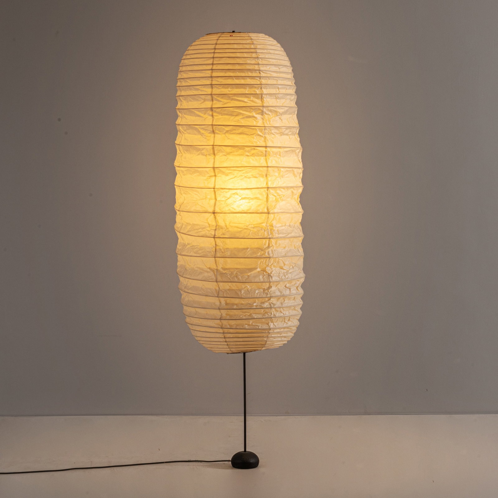 ISAMU NOGUCHI: Lampada da terra mod. S2. Fusione di ghisa, tondino di ferro smaltato, fil di ferro, carta di gelso. Giappone anni '60. Marchio ad inchiostro impresso. cm 190x44x44 A FLOOR LAMP BY I. NOGUCHI Buone co