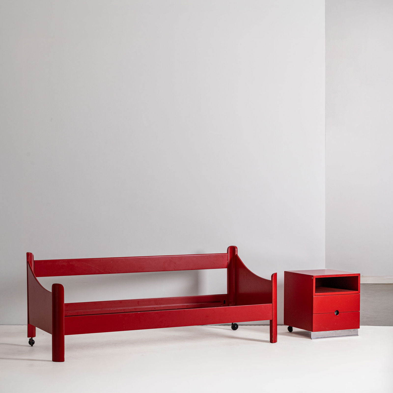LUIGI CACCIA DOMINIONI: Divano letto della serie San Martino e un comodino MB16. Legno laccato, metallo cromato. Produzione Azucena anni '70. cm 80x202x86; cm 57x50x50 A BED AND A NIGHT STAND BY L. C. DOMINIONI Buone condizi