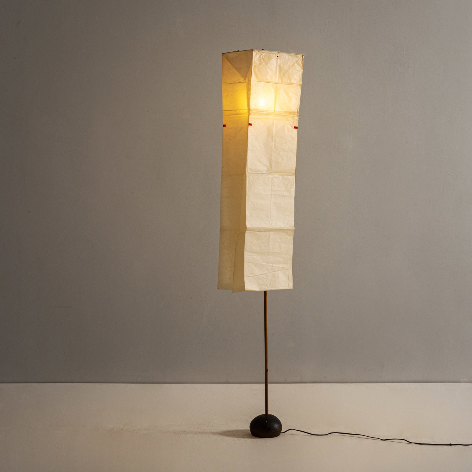 ISAMU NOGUCHI: Lampada da terra con diffusore mod. L1. Fusione in ghisa. bambù, acciaio, carta di gelso. Produzione Akari, Giappone, 1960 ca. Monogramma del produttore. cm 175x29x29 A FLOOR LAMP BY I. NOGUCHI B